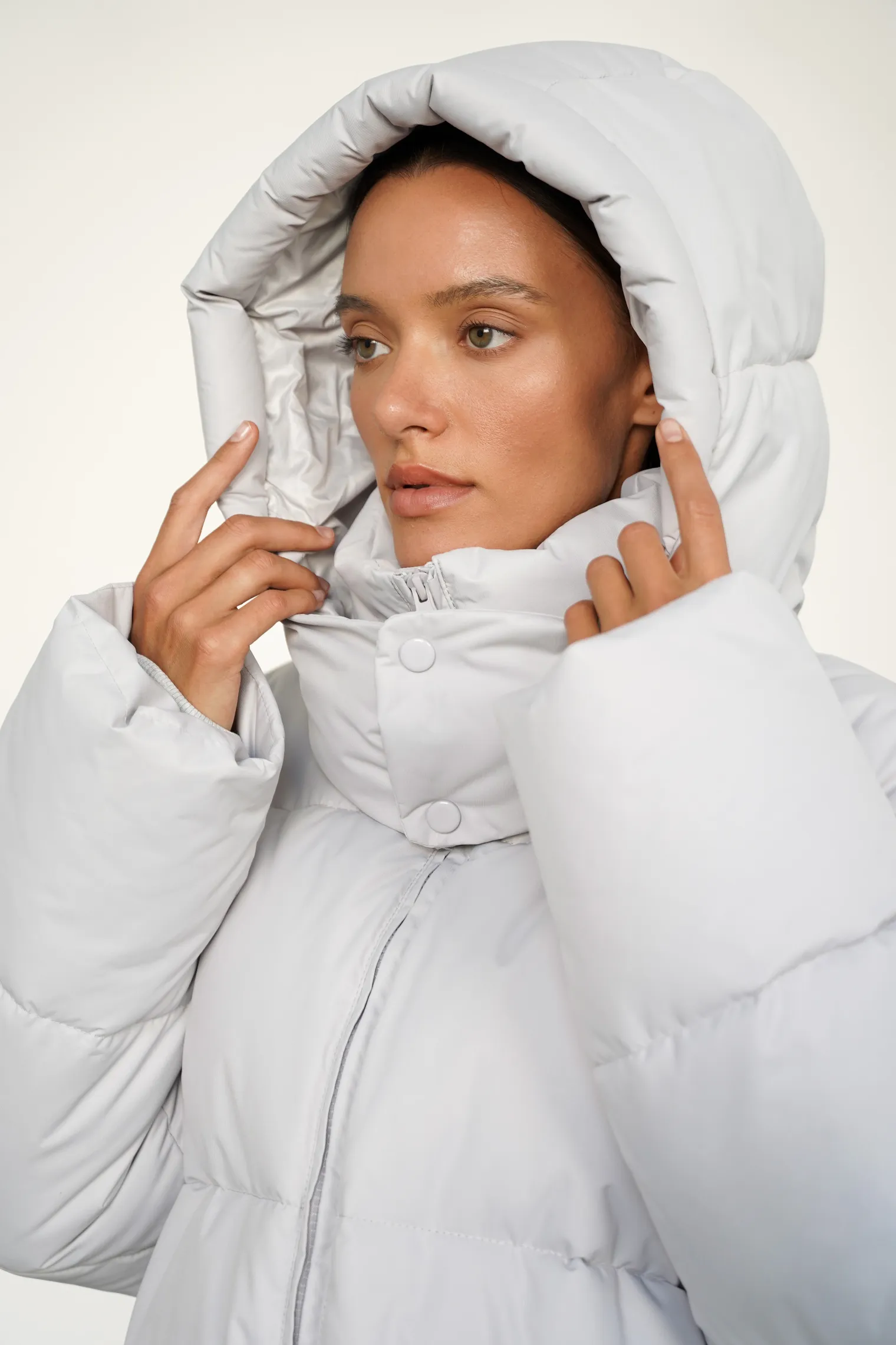 Пуховик стёганный с капюшоном пепельного цвета фото 2