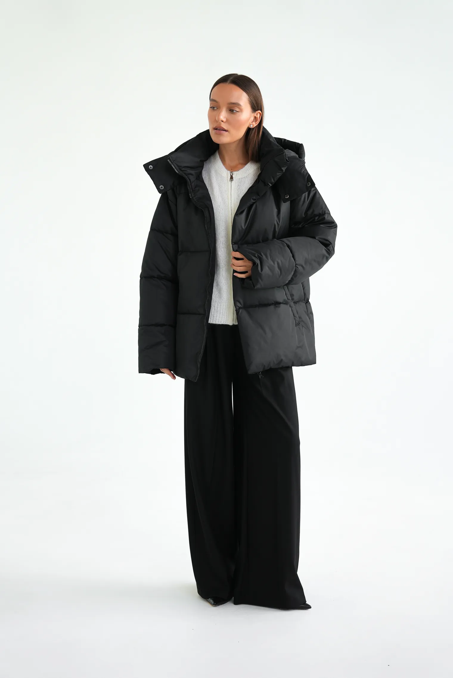 Пуховик стёганный с капюшоном чёрного цвета фото 3