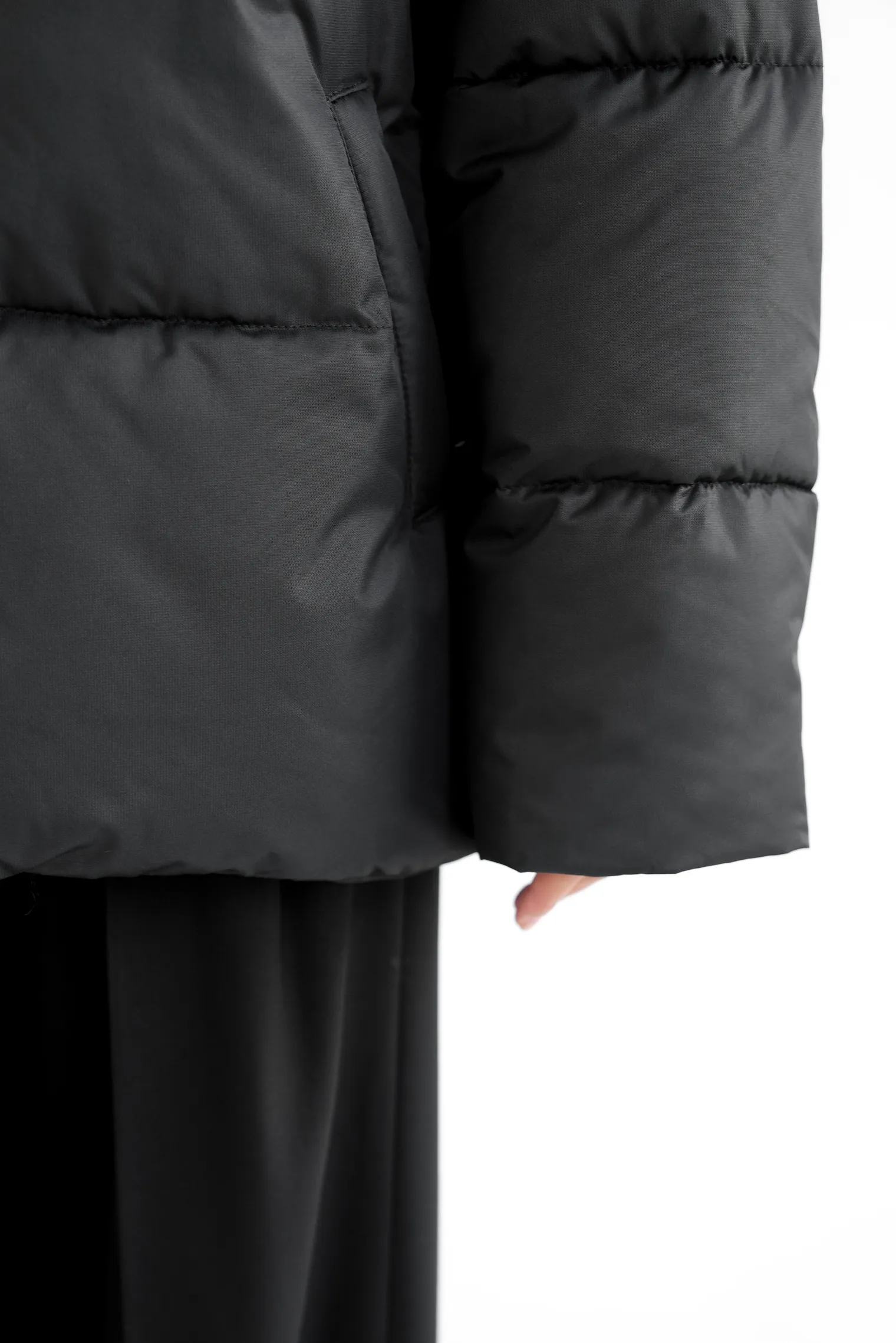 Пуховик стёганный с капюшоном чёрного цвета фото 7