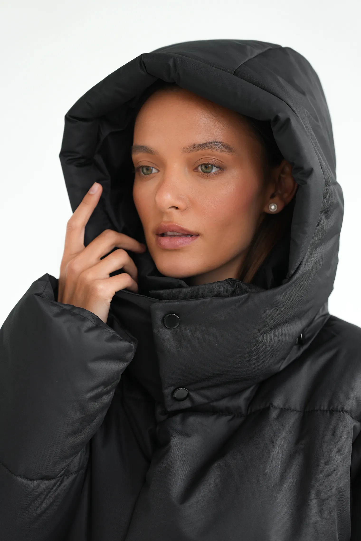 Пуховик стёганный с капюшоном чёрного цвета фото 6