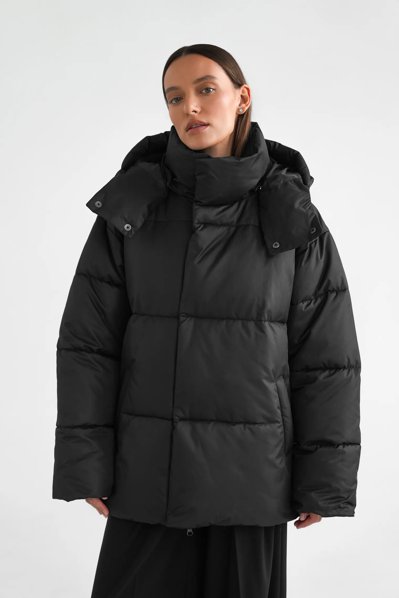 Пуховик стёганный с капюшоном чёрного цвета фото 1