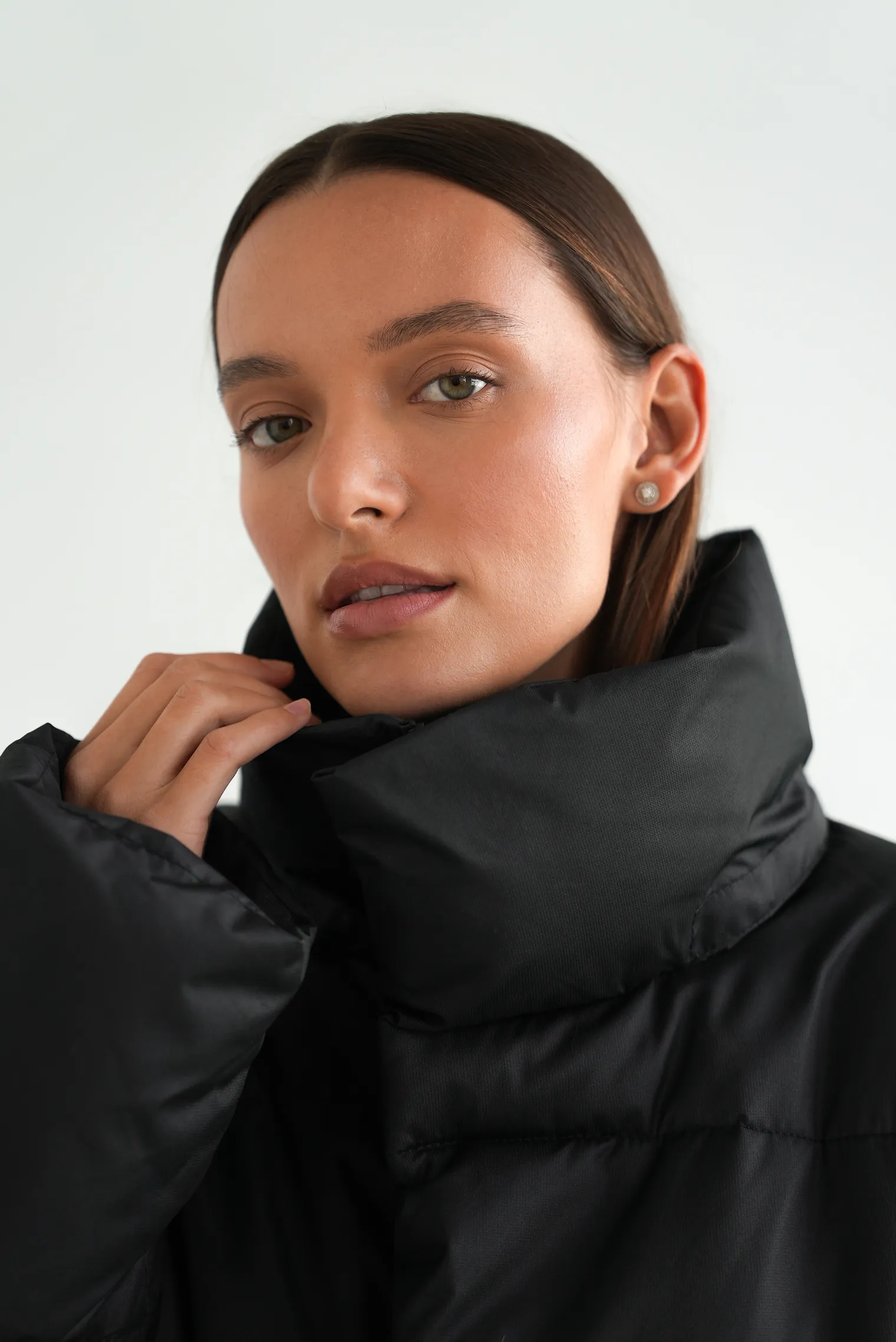 Пуховик стёганный с капюшоном чёрного цвета фото 2