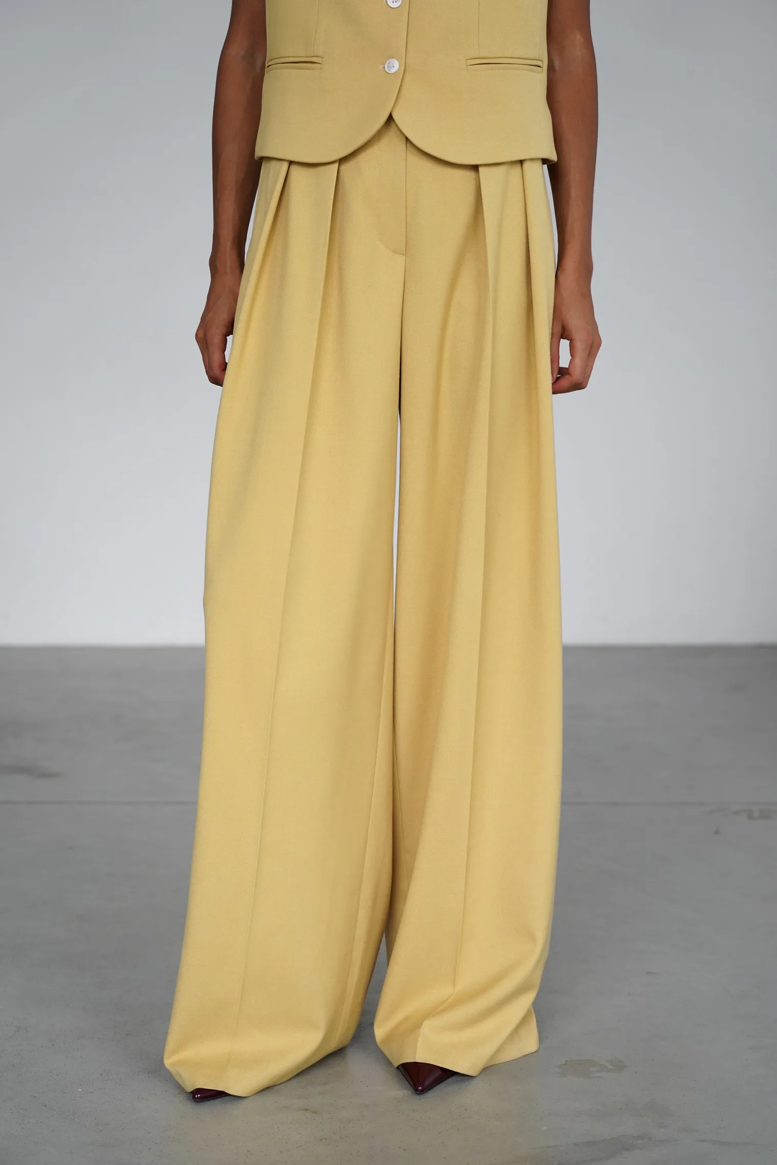 Брюки широкого кроя с завышенной талией со складками цвета молочный лимон фото 5