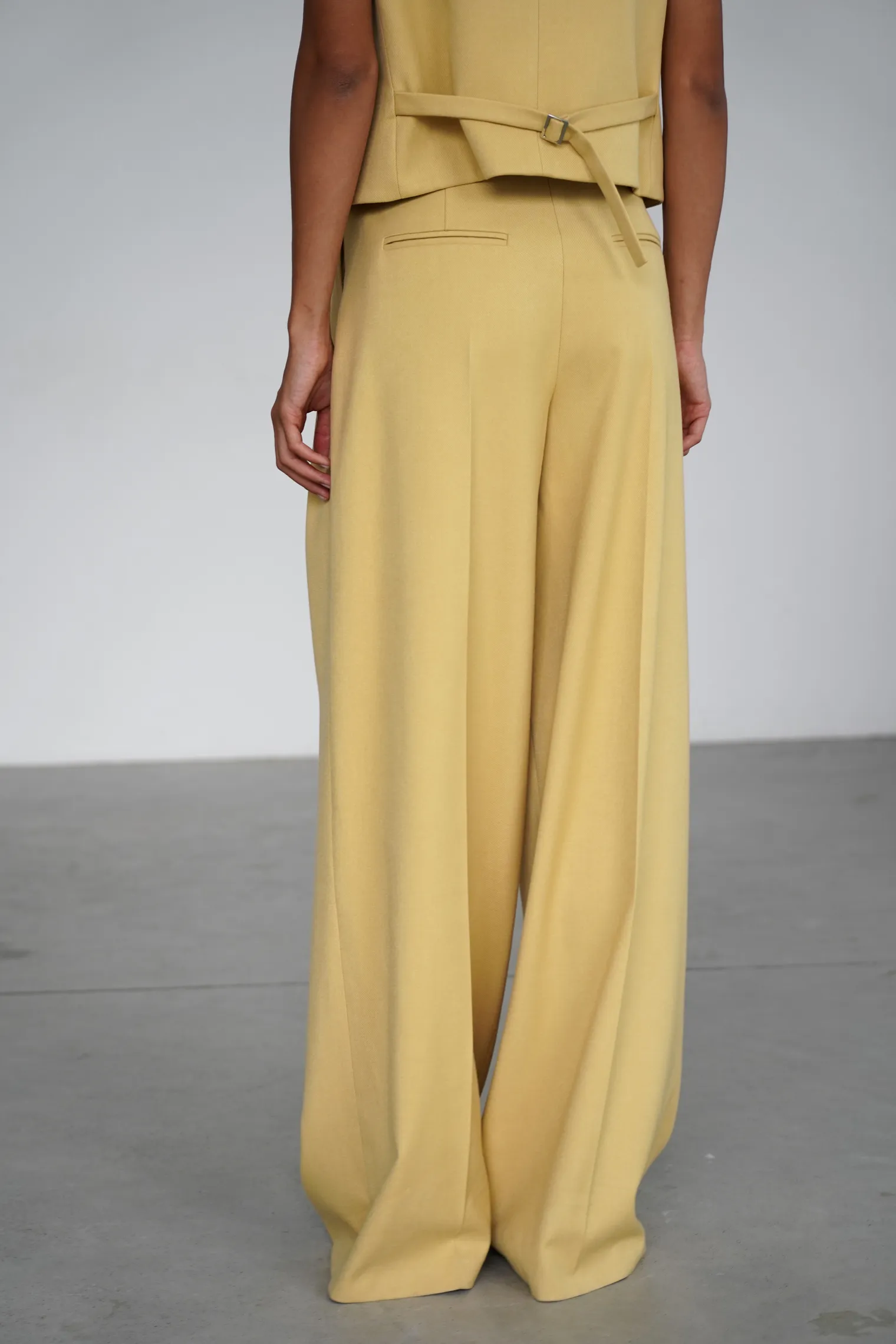Брюки широкого кроя с завышенной талией со складками цвета молочный лимон фото 4