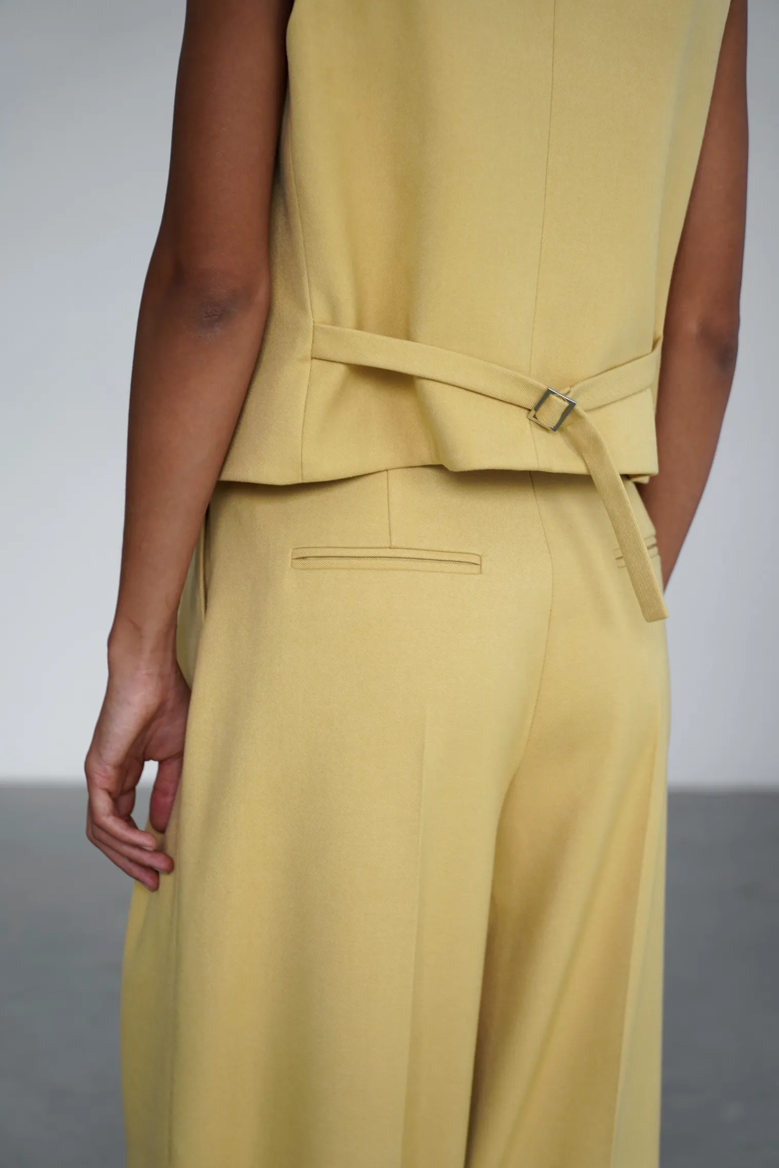 Брюки широкого кроя с завышенной талией со складками цвета молочный лимон фото 6