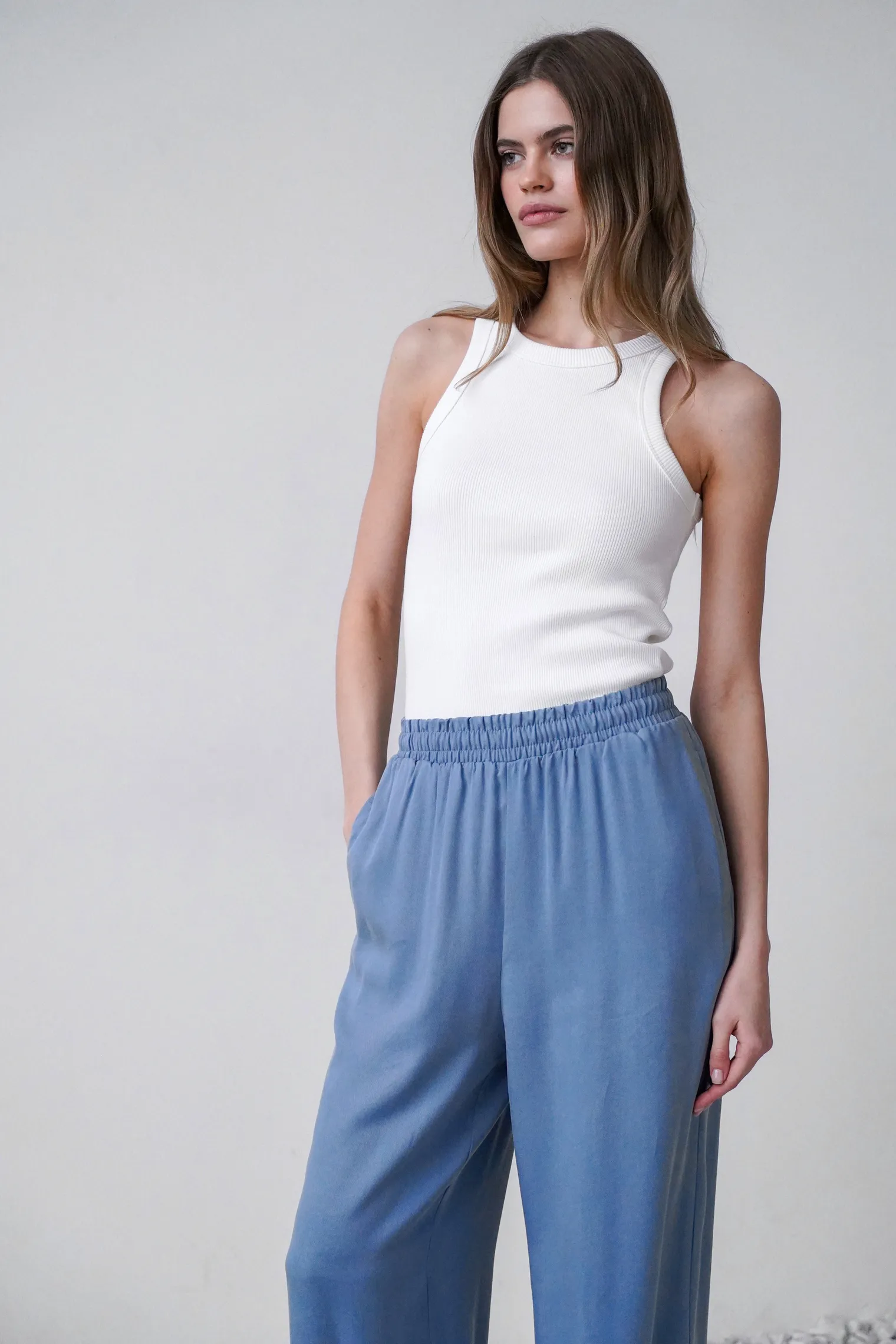 Брюки прямого кроя с карманами цвета винтажный синий фото 7