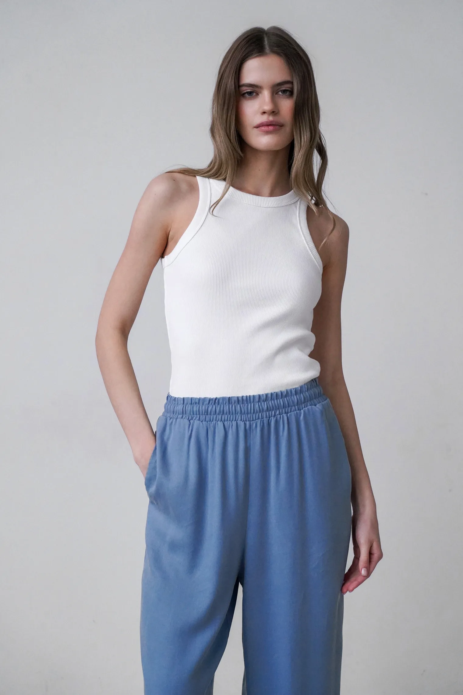 Брюки прямого кроя с карманами цвета винтажный синий фото 5