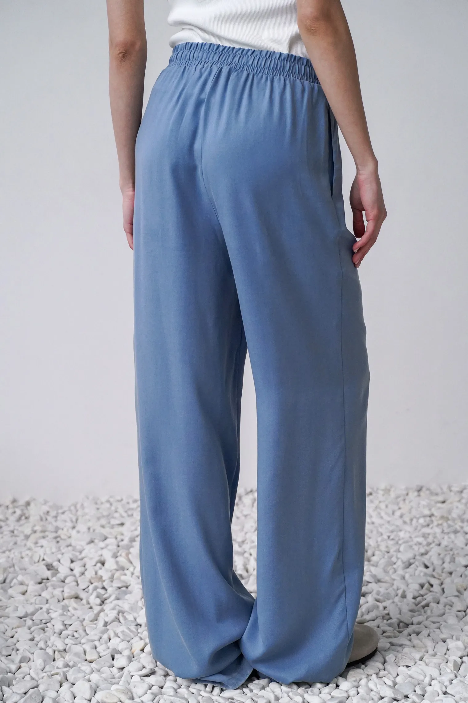 Брюки прямого кроя с карманами цвета винтажный синий фото 4