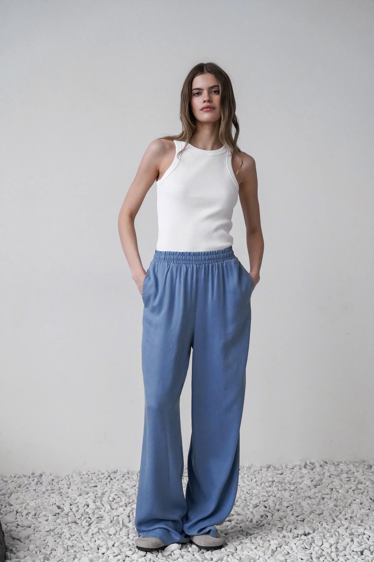 Брюки прямого кроя с карманами цвета винтажный синий фото 1