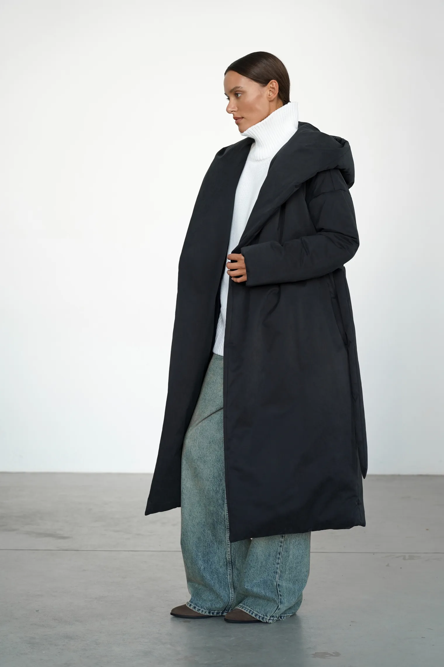 Пальто утепленное с капюшоном чёрного цвета фото 3