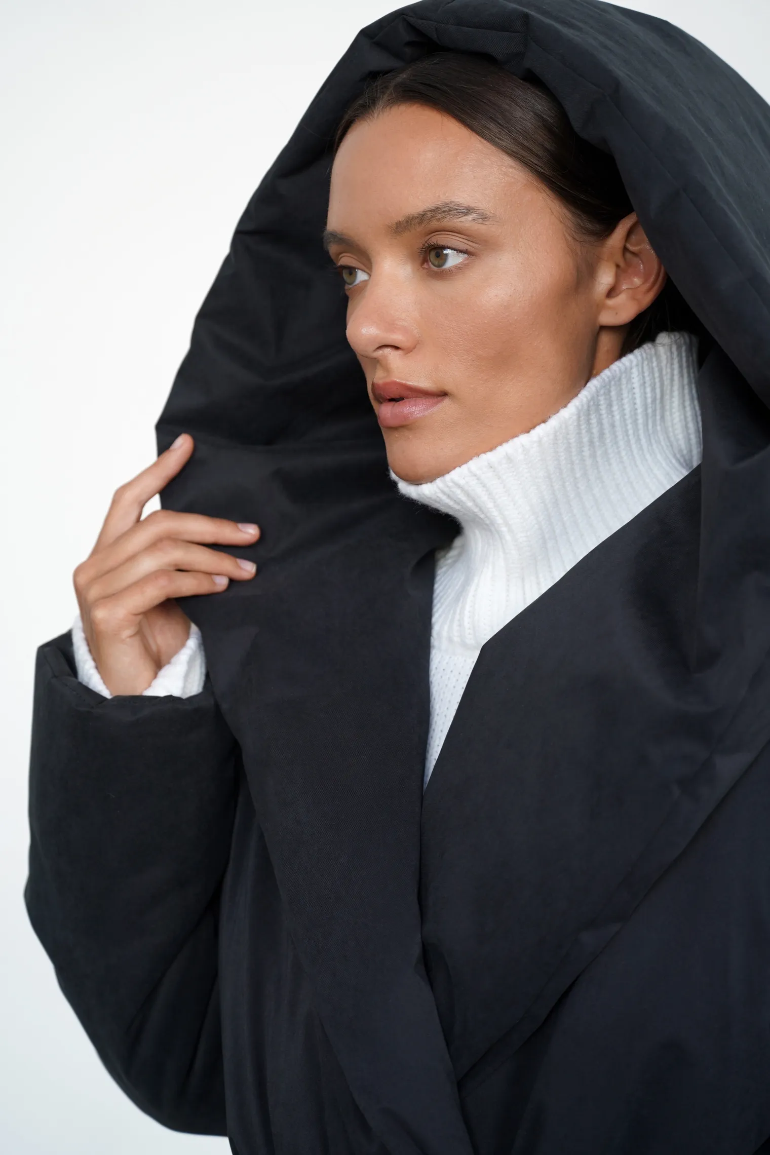 Пальто утепленное с капюшоном чёрного цвета фото 2