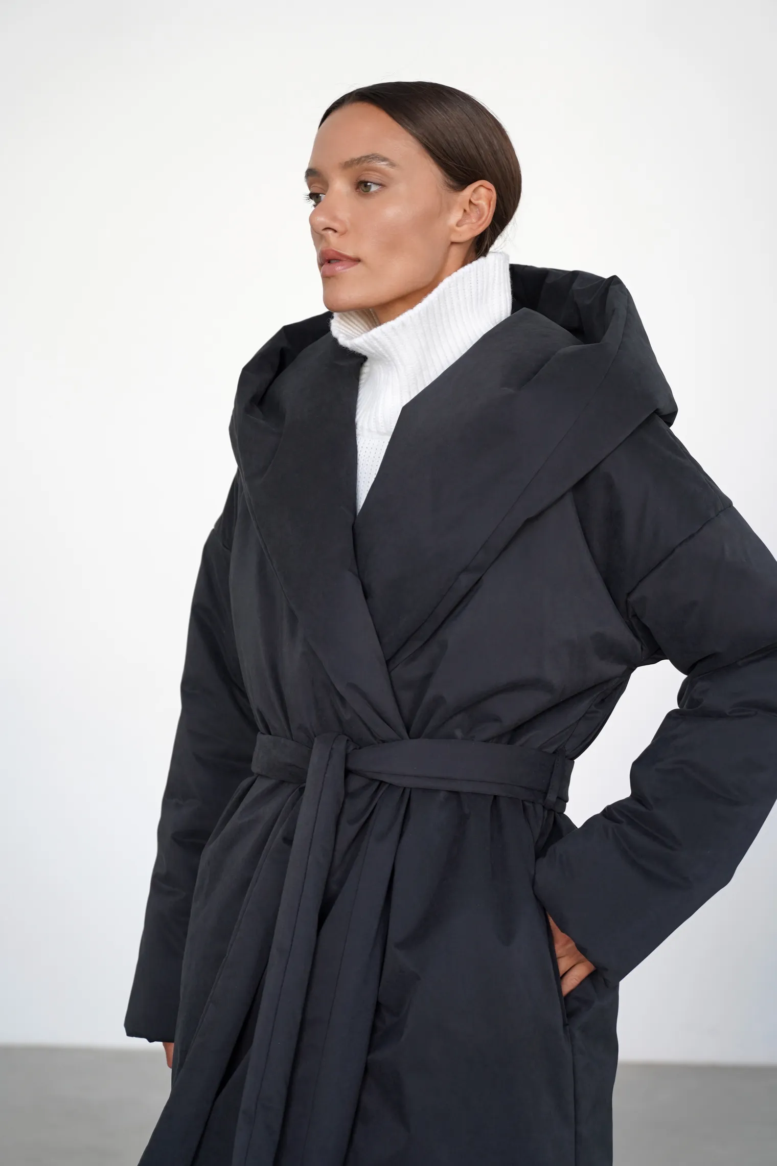 Пальто утепленное с капюшоном чёрного цвета фото 6