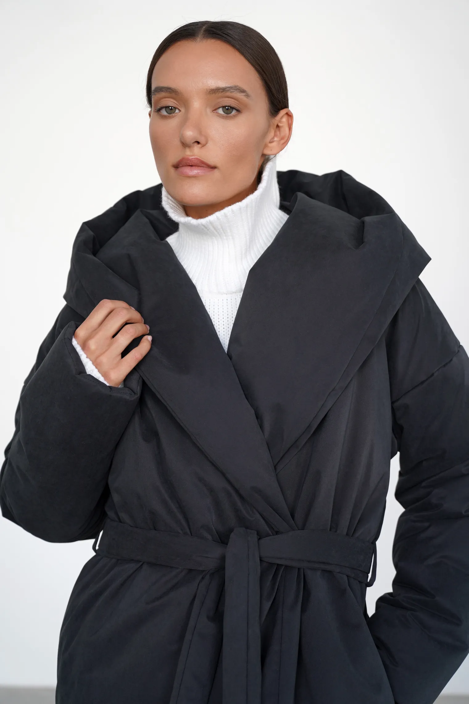 Пальто утепленное с капюшоном чёрного цвета фото 9