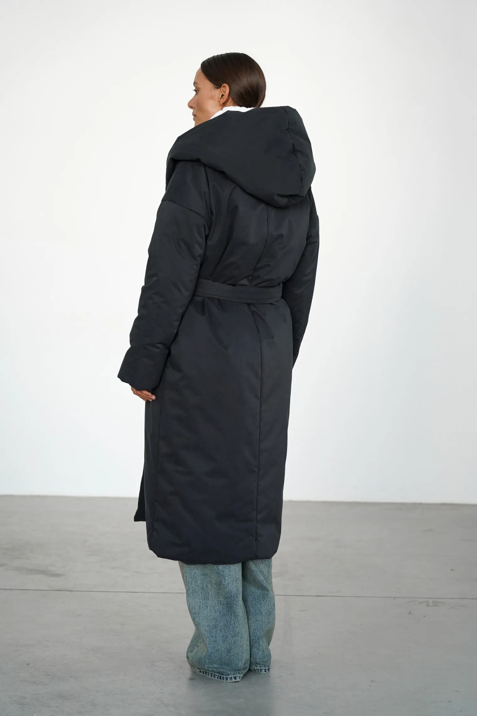 Пальто утепленное с капюшоном чёрного цвета фото 4