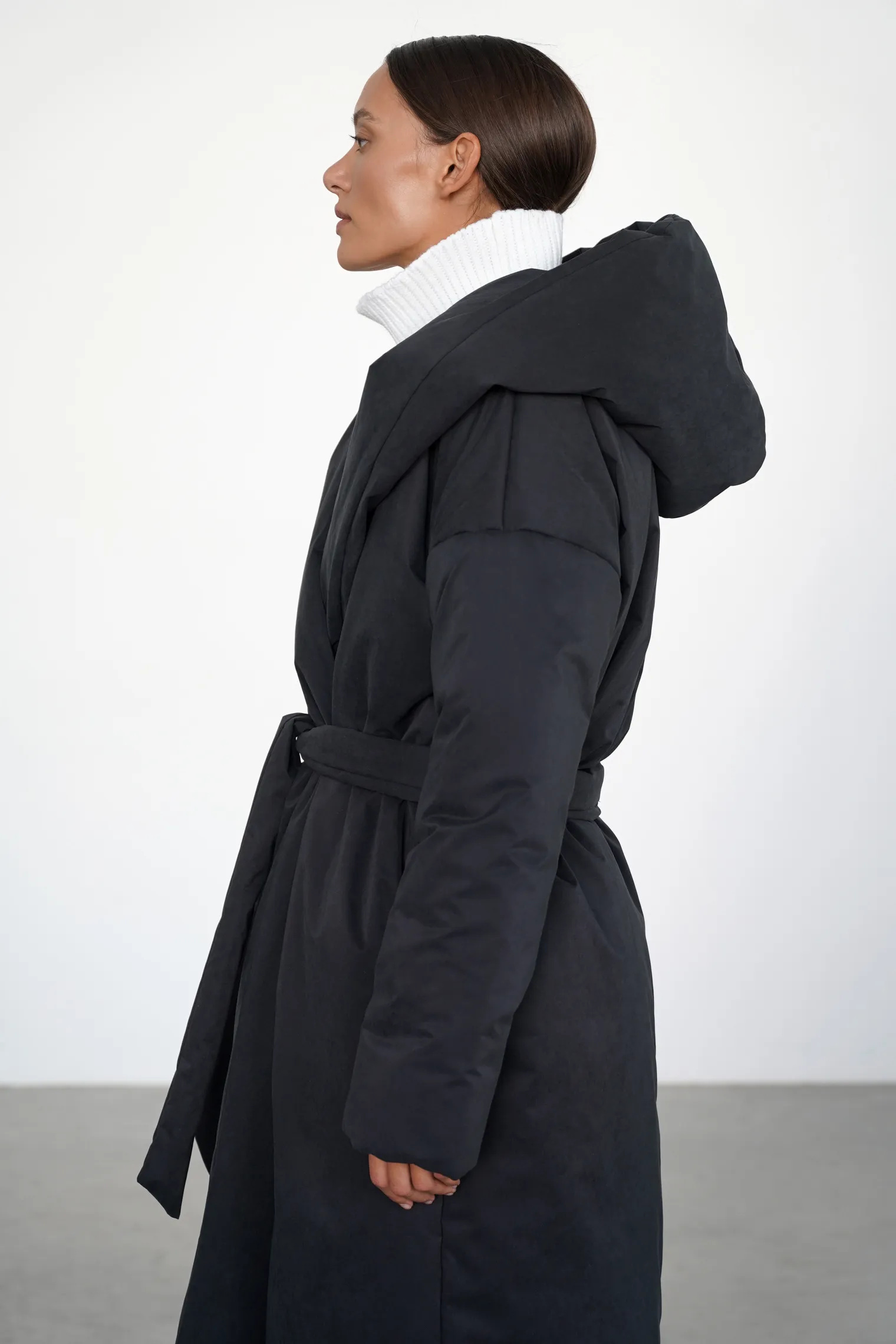 Пальто утепленное с капюшоном чёрного цвета фото 1