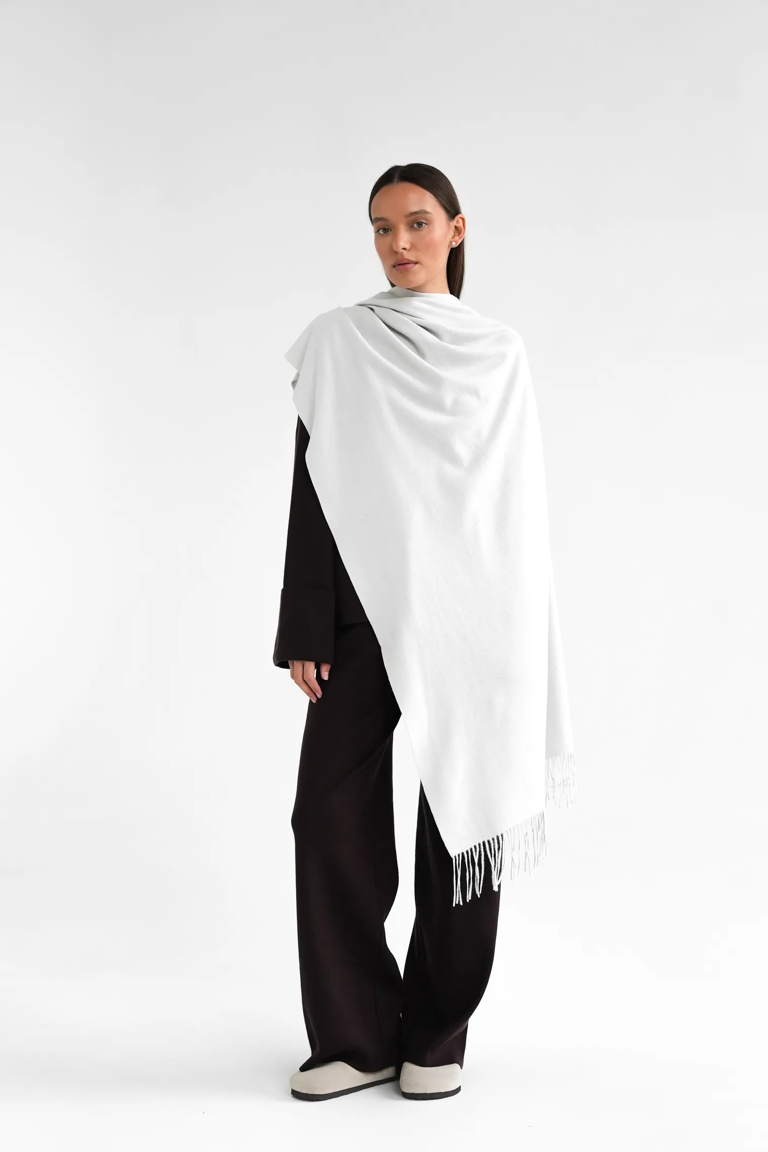 Палантин однотонный из вискозы пепельного цвета фото 4