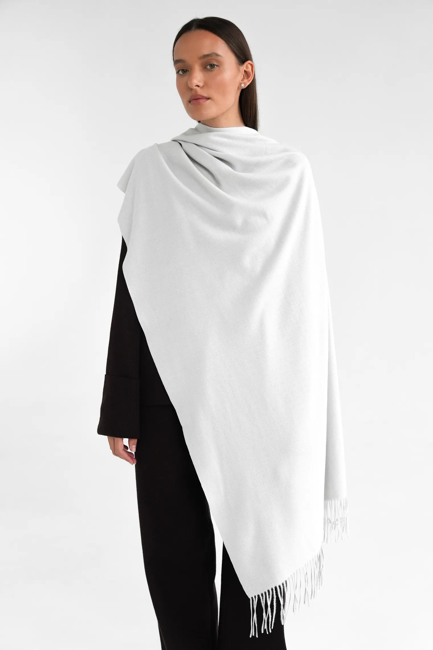 Палантин однотонный из вискозы пепельного цвета фото 3