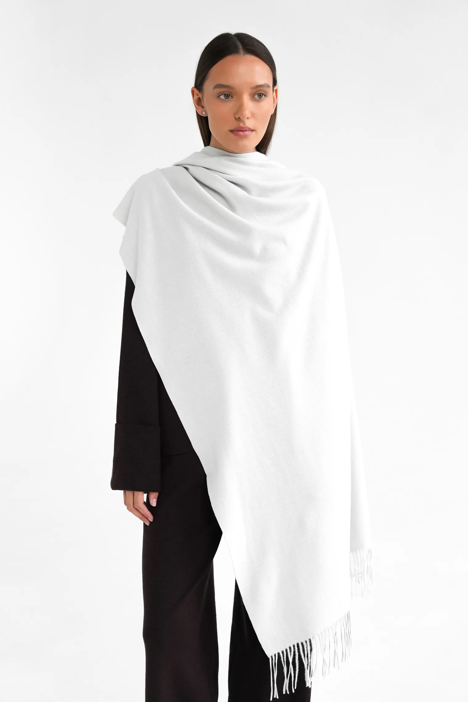 Палантин однотонный из вискозы пепельного цвета фото 5