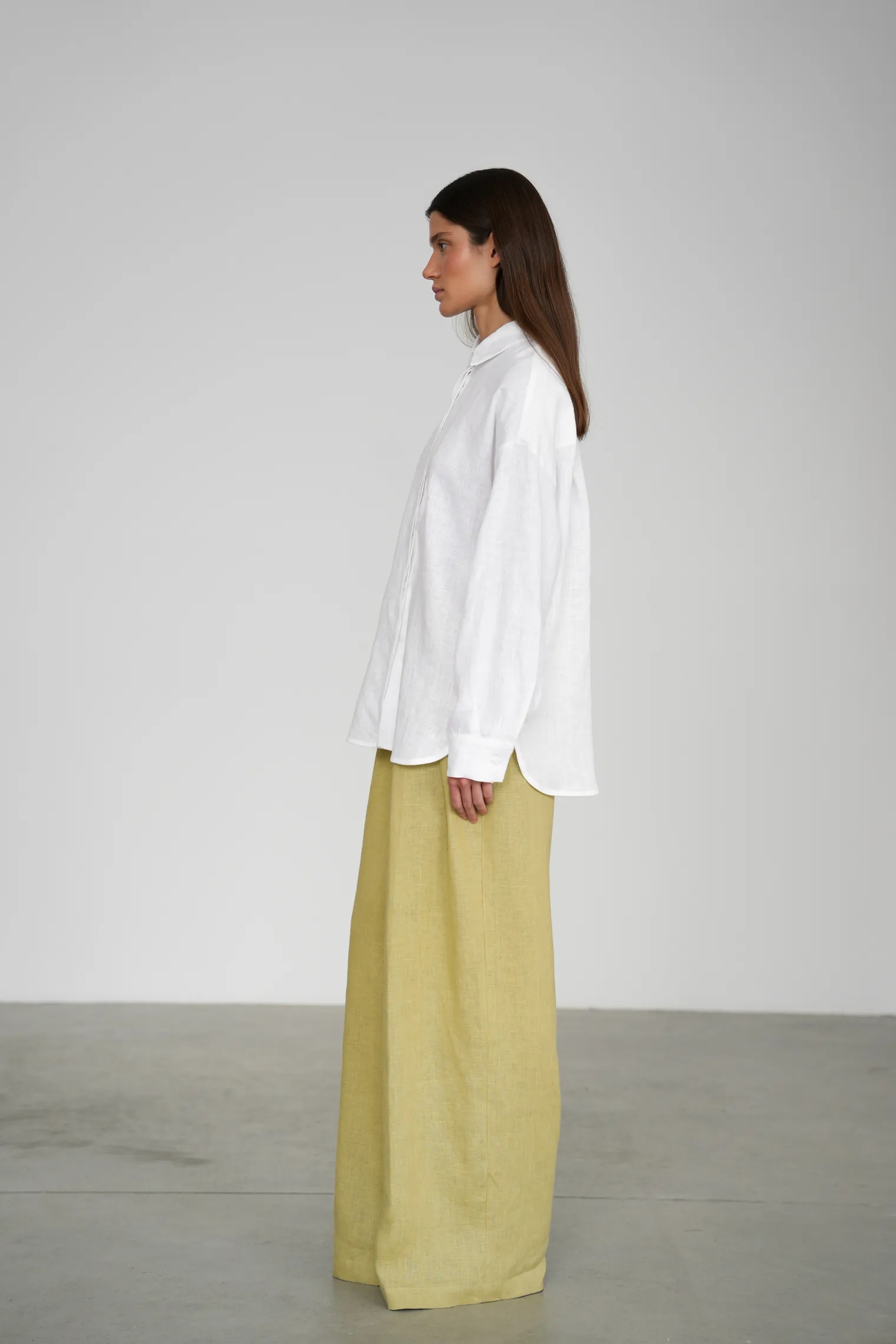 Рубашка свободного кроя изо льна белого цвета фото 5