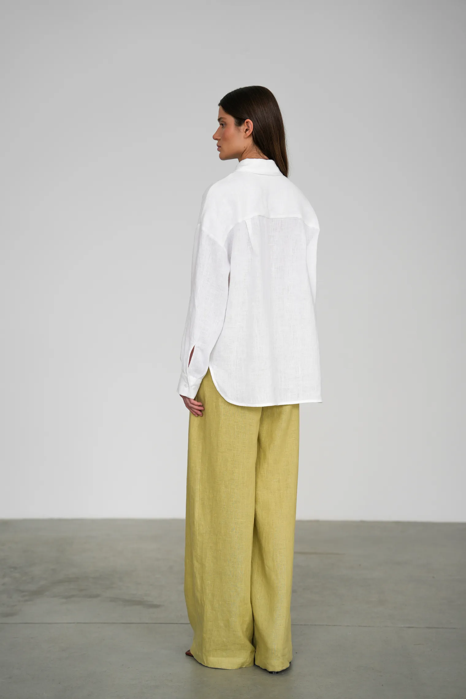 Рубашка свободного кроя изо льна белого цвета фото 7