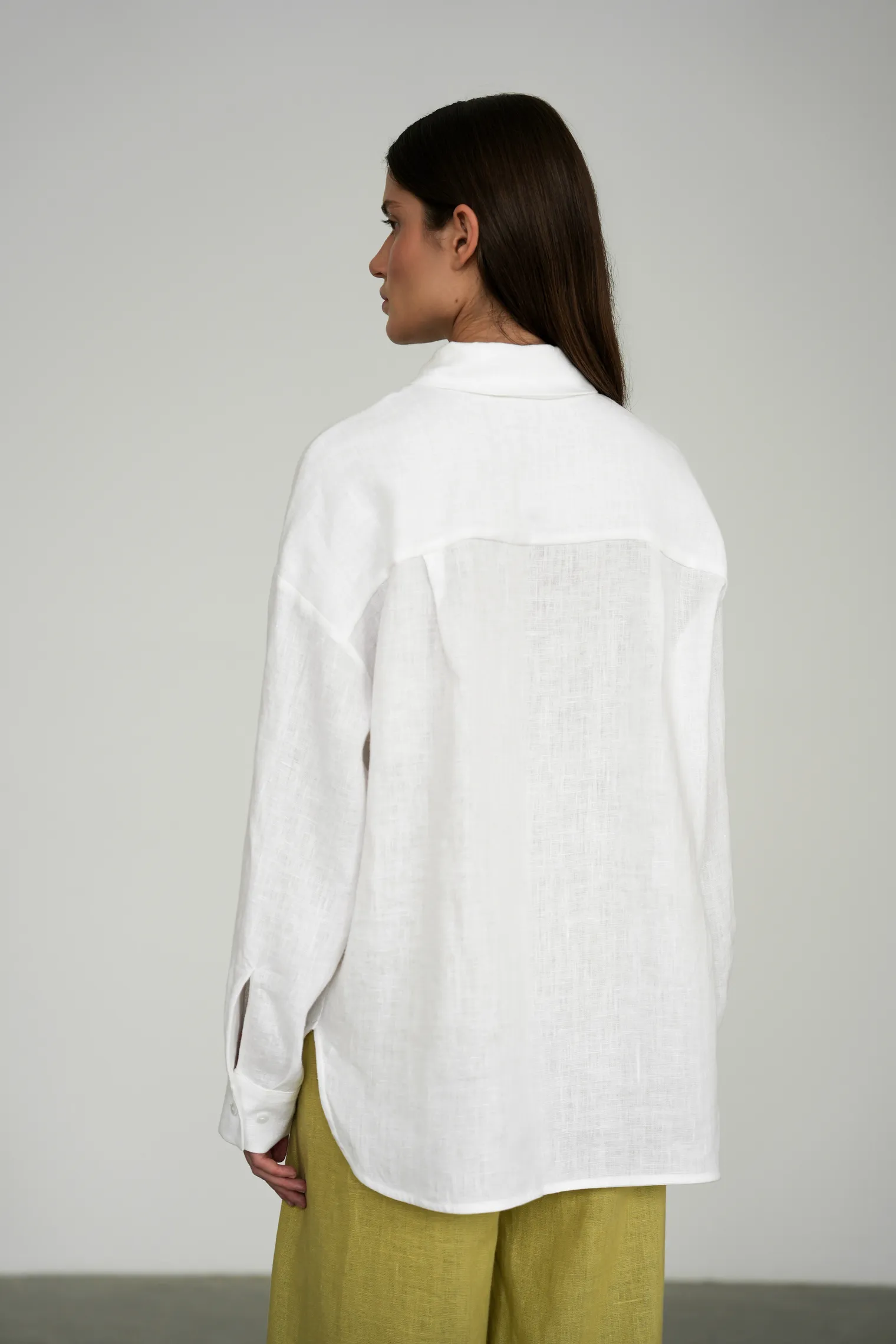 Рубашка свободного кроя изо льна белого цвета фото 4