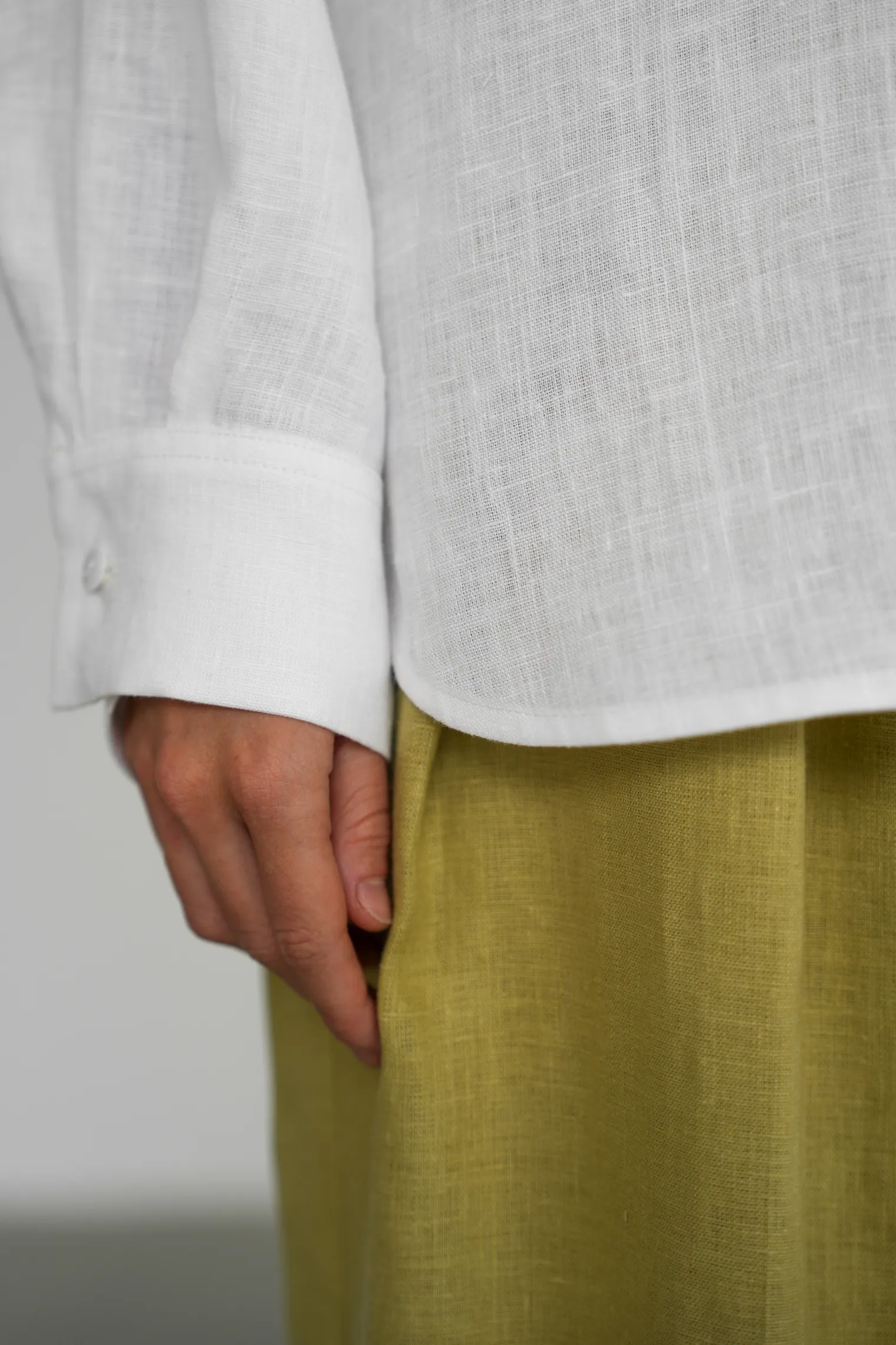 Рубашка свободного кроя изо льна белого цвета фото 6