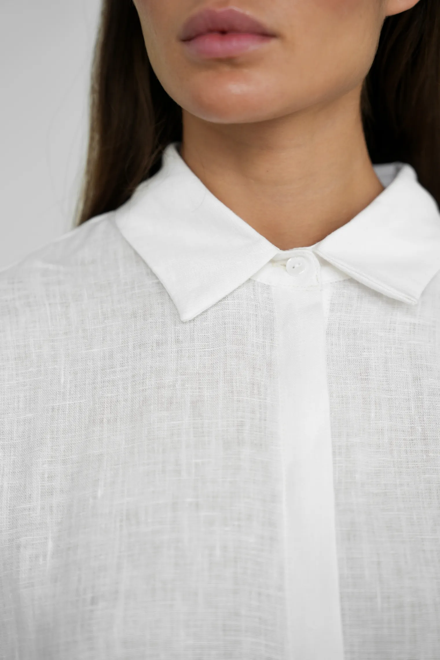 Рубашка свободного кроя изо льна белого цвета фото 2
