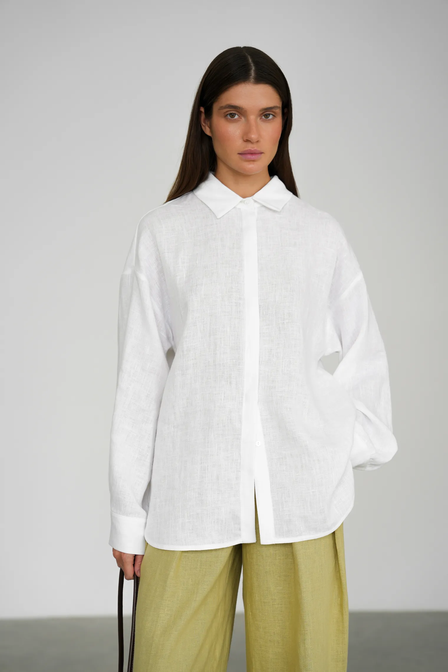 Рубашка свободного кроя изо льна белого цвета фото 1