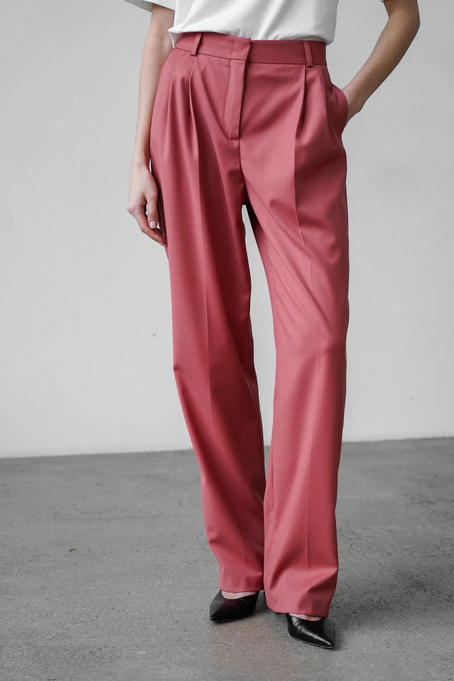 Брюки с завышенной талией прямого кроя цвета морозная ягода фото 3