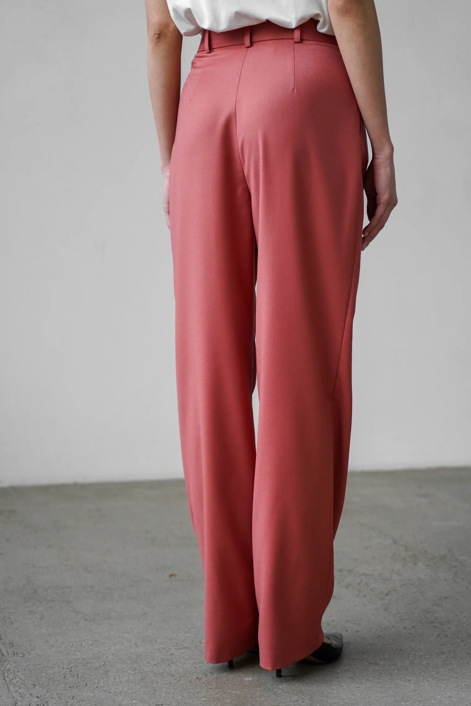 Брюки с завышенной талией прямого кроя цвета морозная ягода фото 4