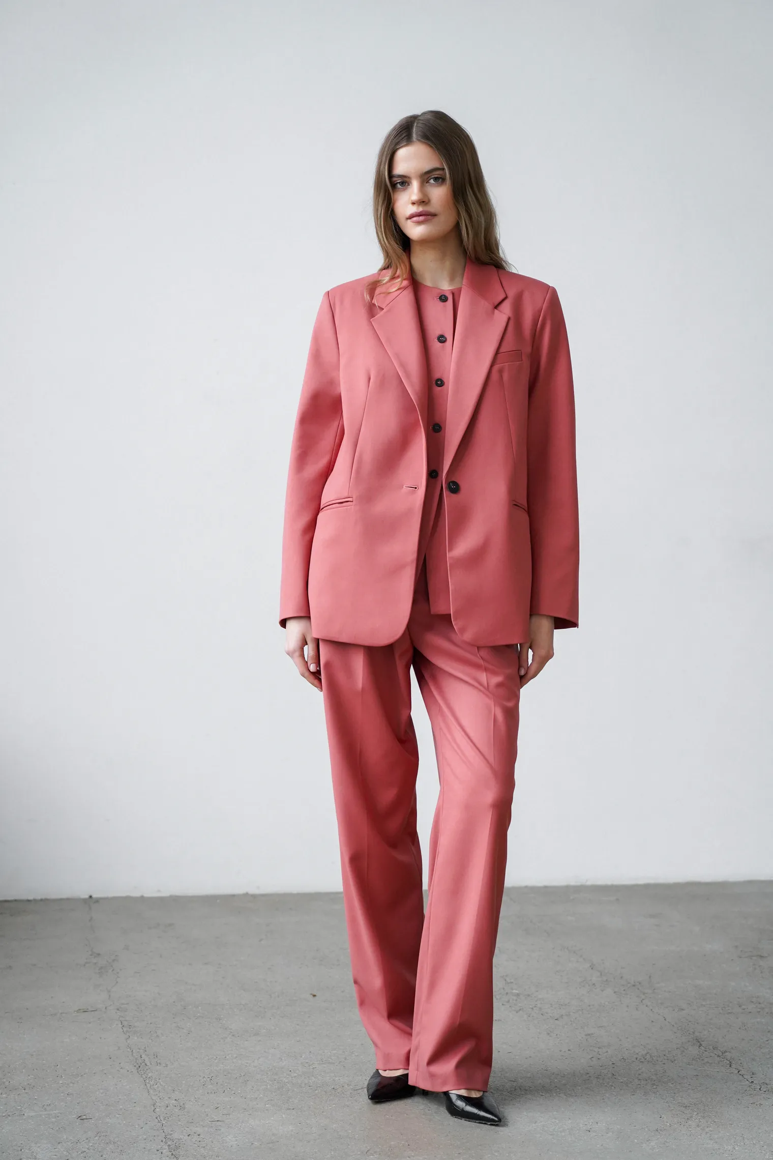 Брюки с завышенной талией прямого кроя цвета морозная ягода фото 7