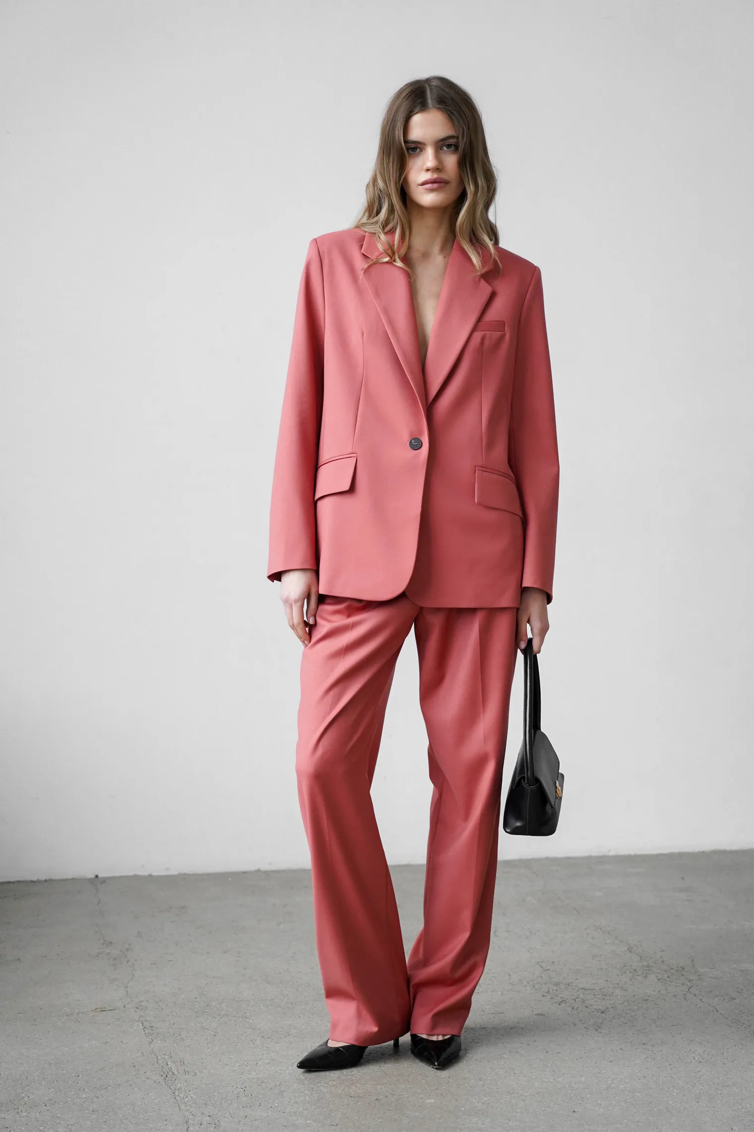 Брюки с завышенной талией прямого кроя цвета морозная ягода фото 1