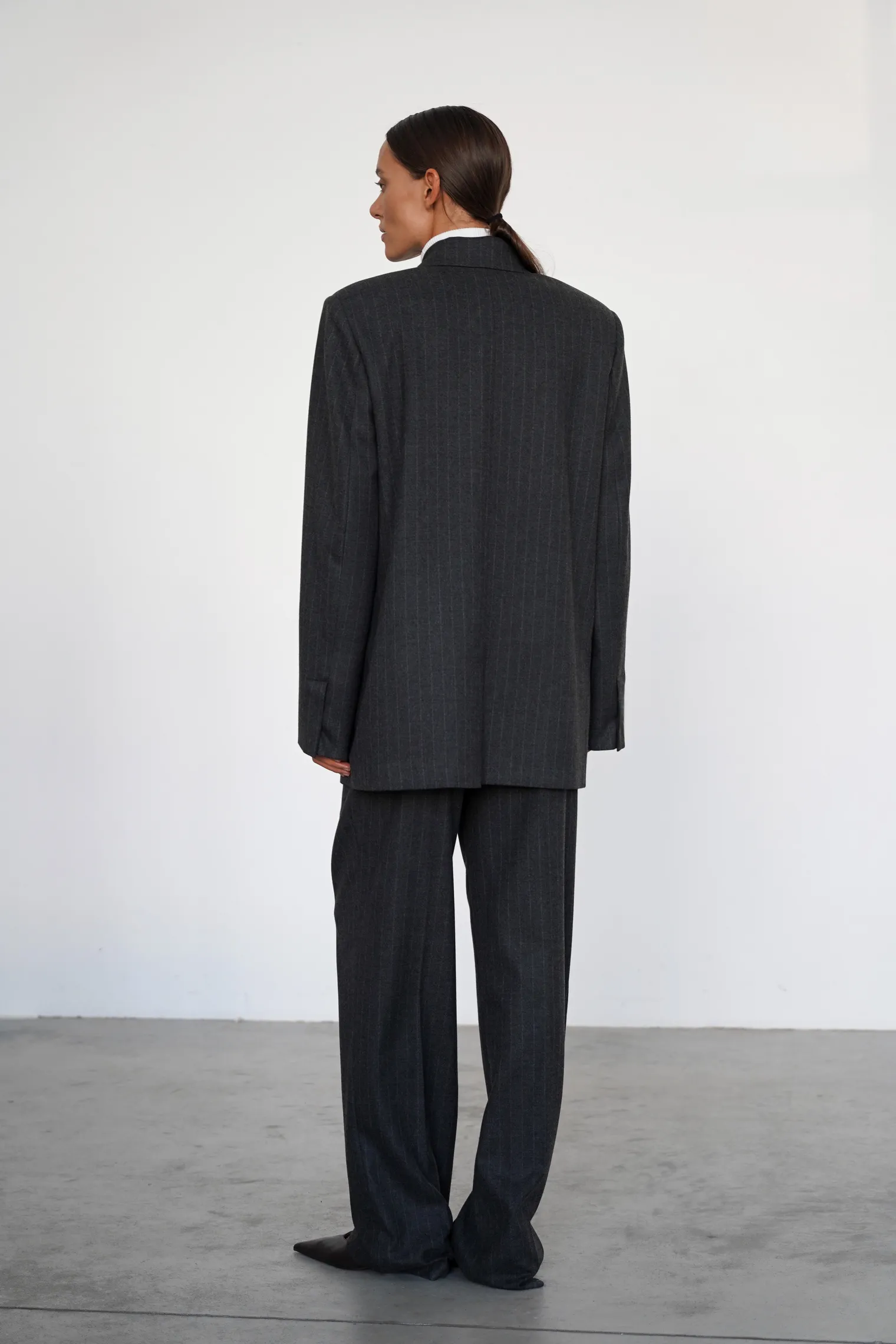 Двубортный жакет свободного кроя в полоску графитового цвета фото 4
