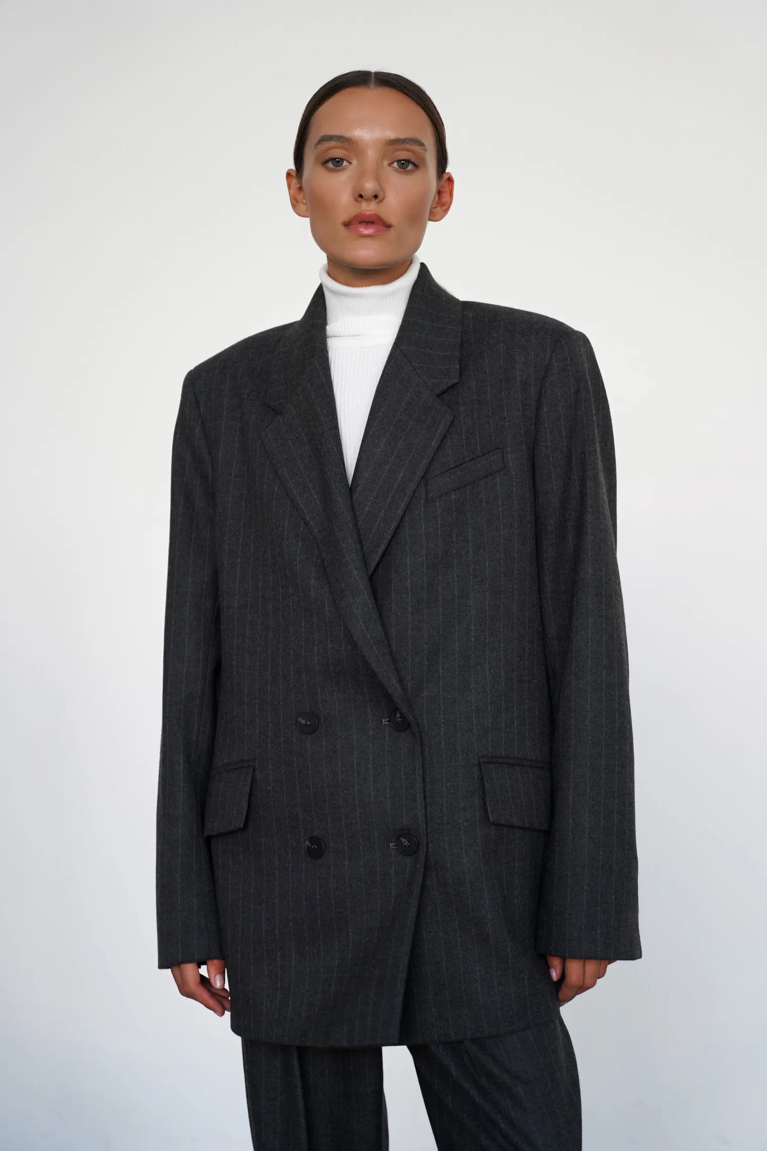 Двубортный жакет свободного кроя в полоску графитового цвета фото 1