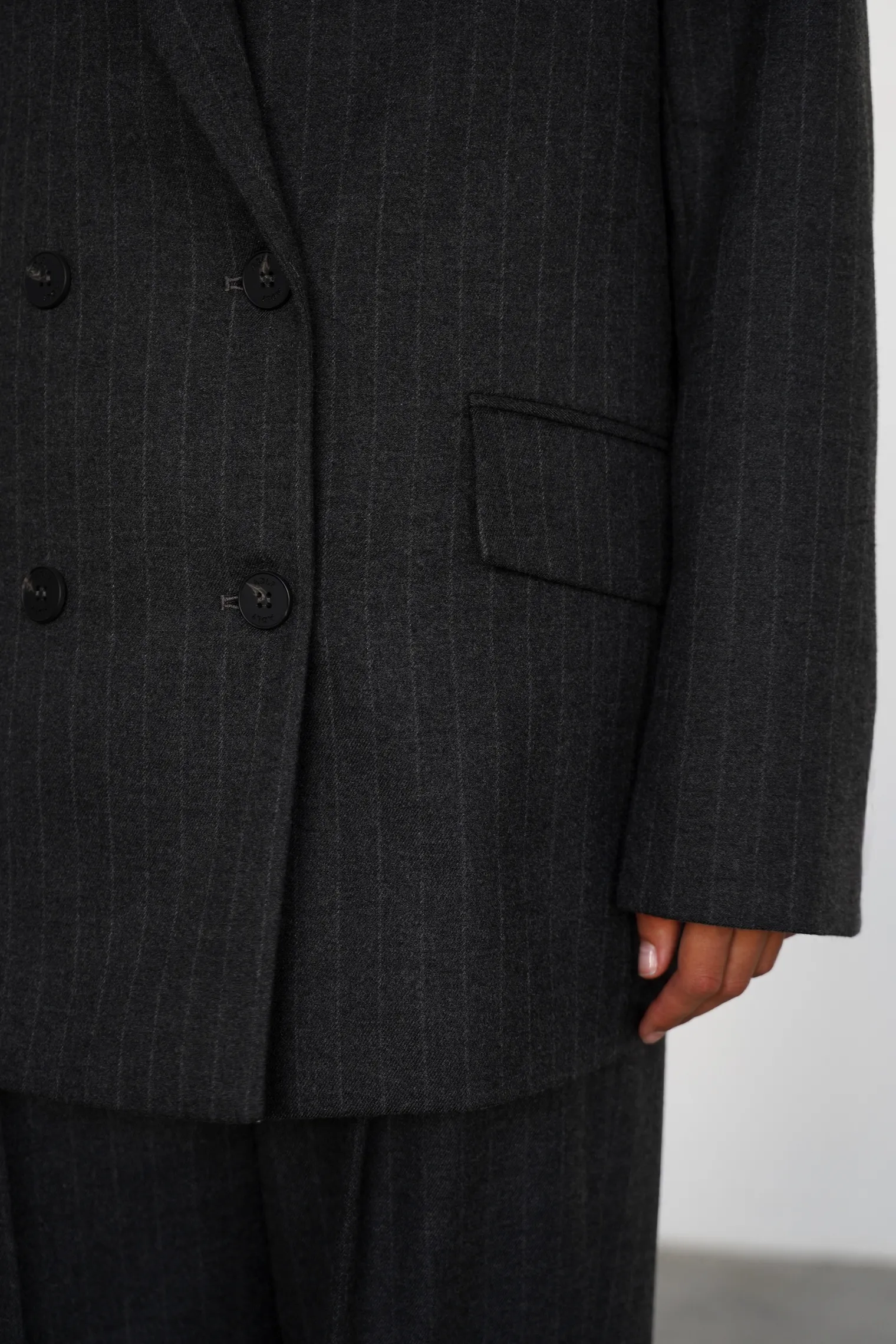 Двубортный жакет свободного кроя в полоску графитового цвета фото 7