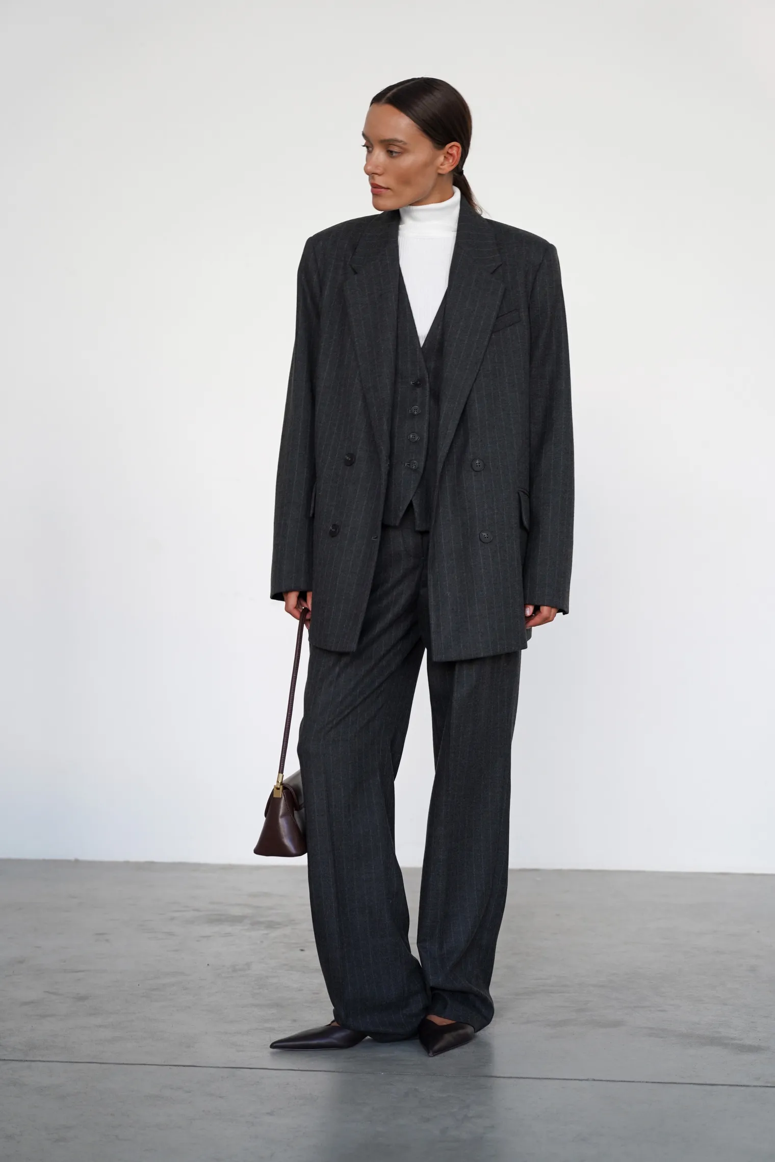 Двубортный жакет свободного кроя в полоску графитового цвета фото 3