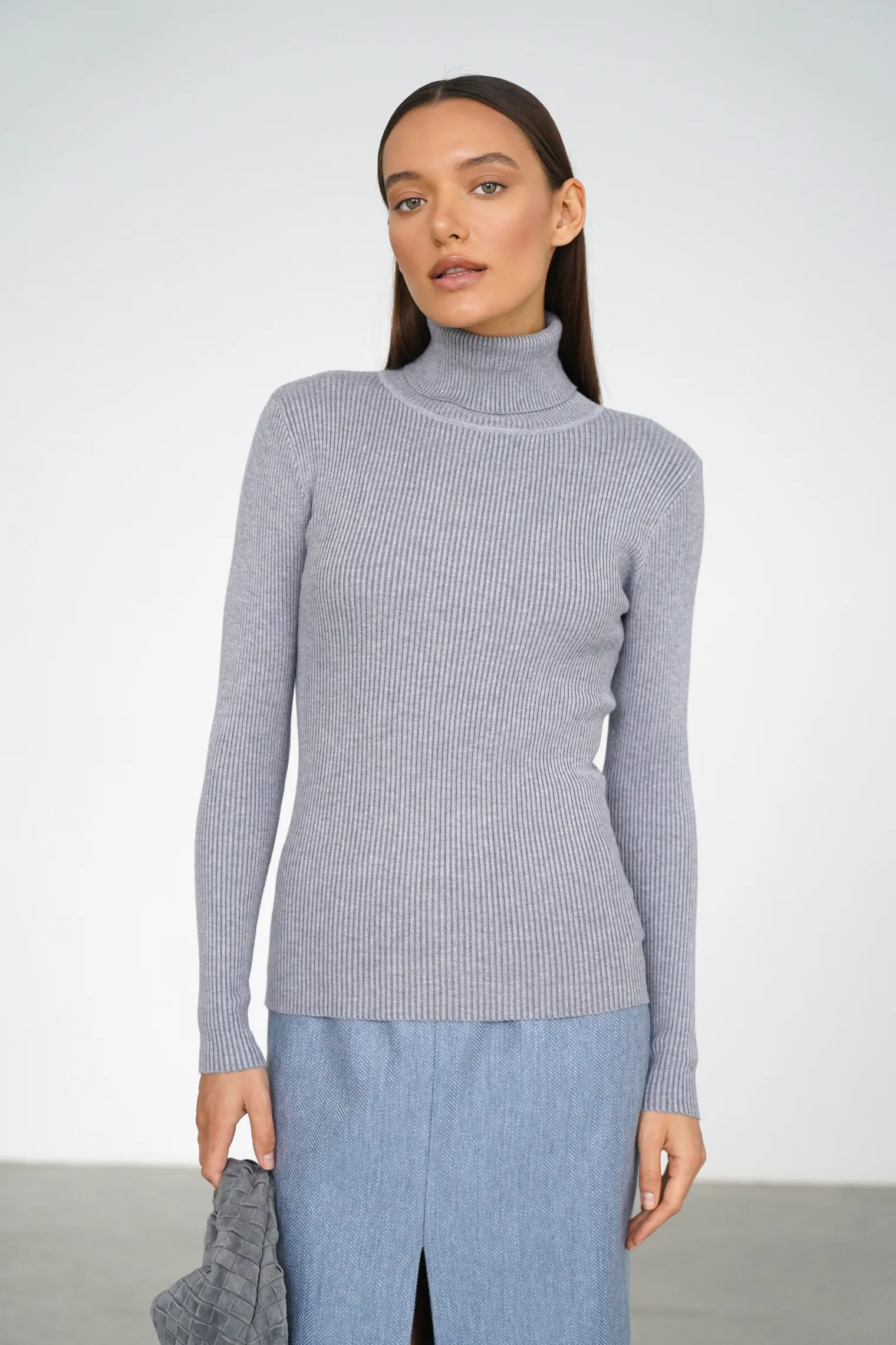 Водолазка мелкой вязки с высоким воротником серого цвета фото 1