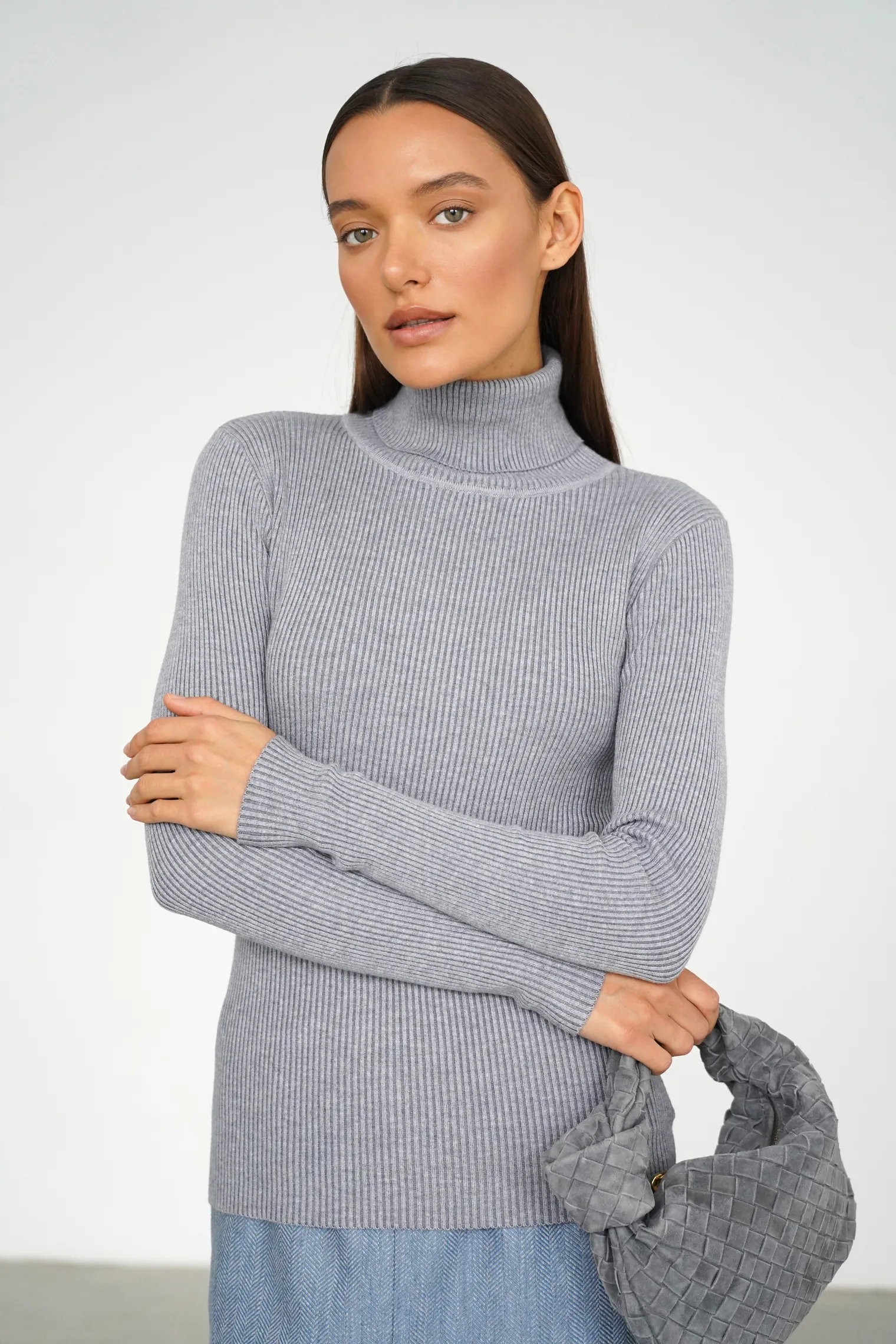 Водолазка мелкой вязки с высоким воротником серого цвета фото 4