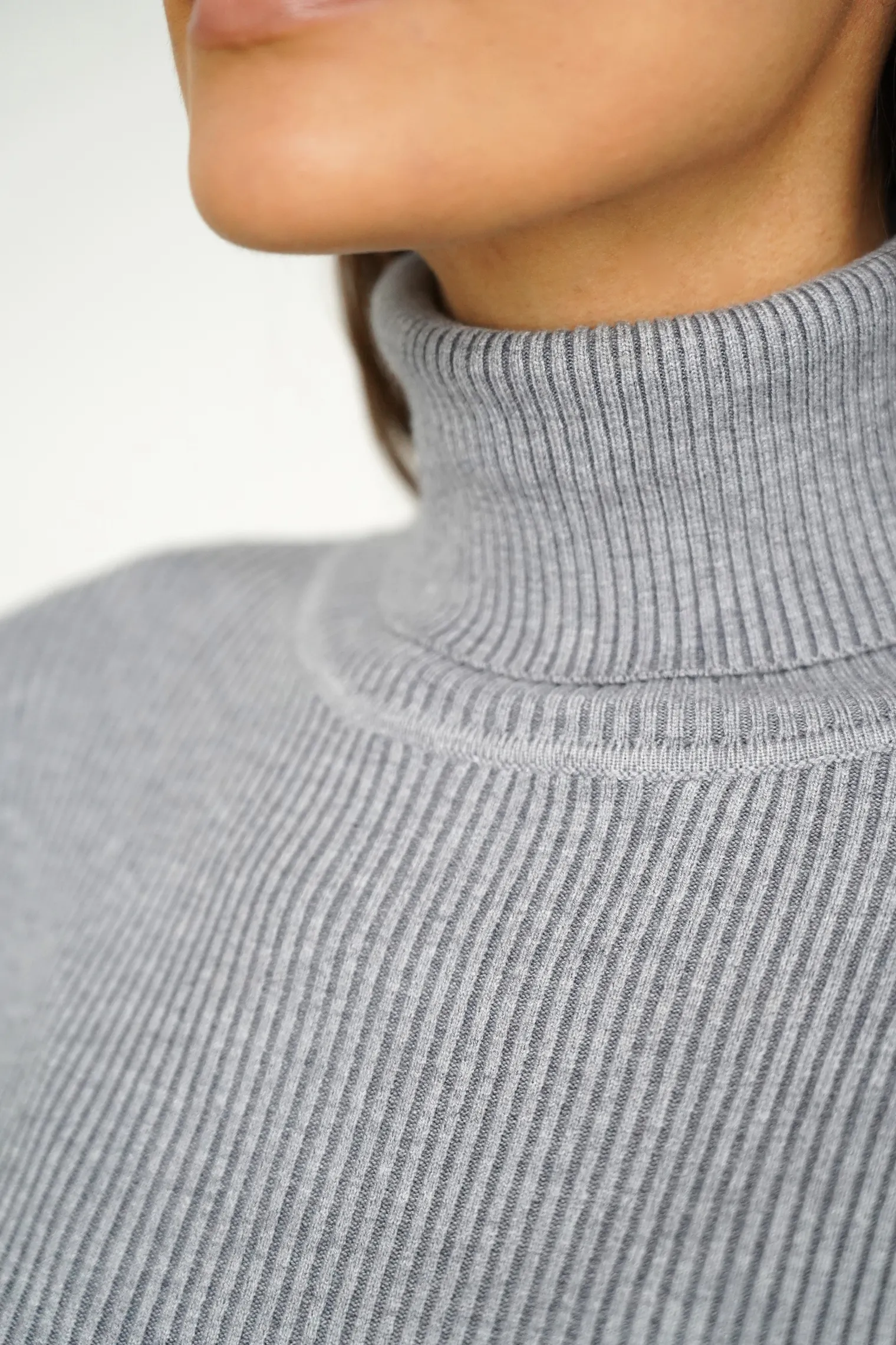 Водолазка мелкой вязки с высоким воротником серого цвета фото 2