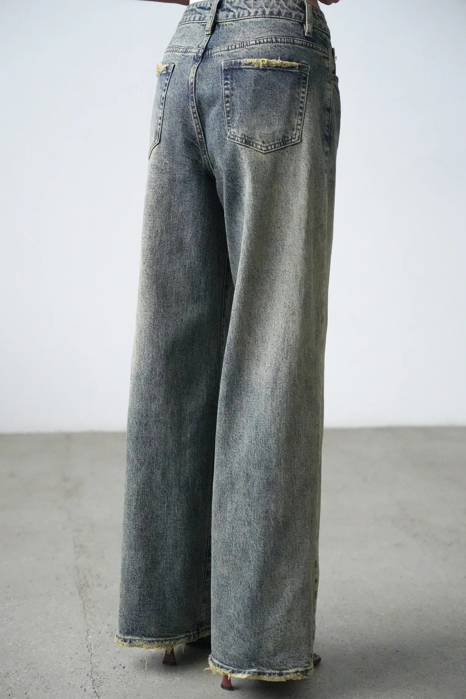 Джинсы свободного кроя в винтажном стиле голубого цвета фото 4