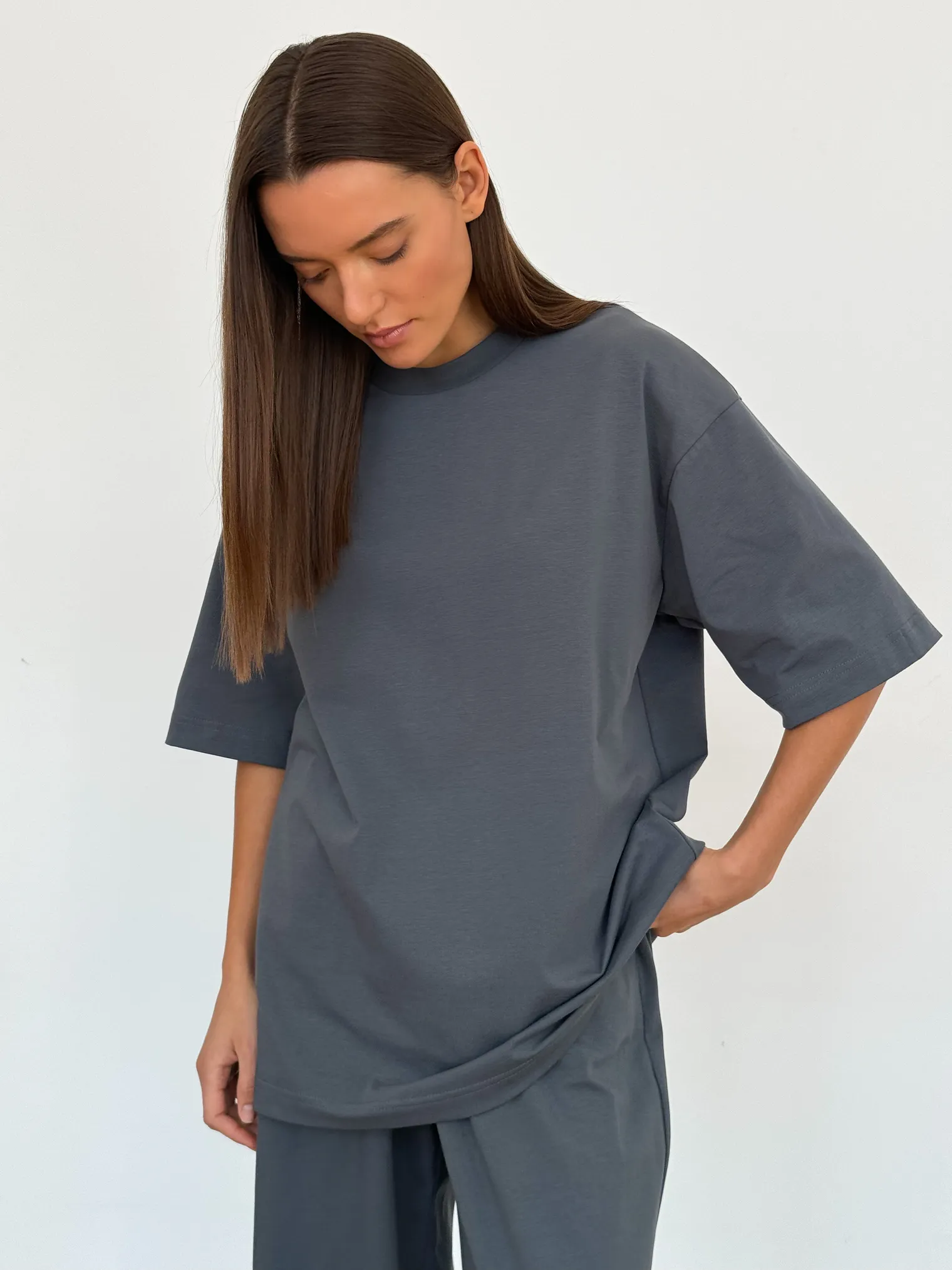 Футболка свободного кроя дымчатого цвета фото 7