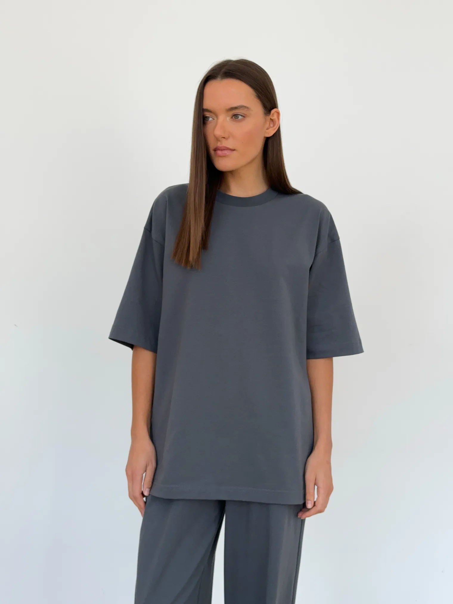 Футболка свободного кроя дымчатого цвета фото 6