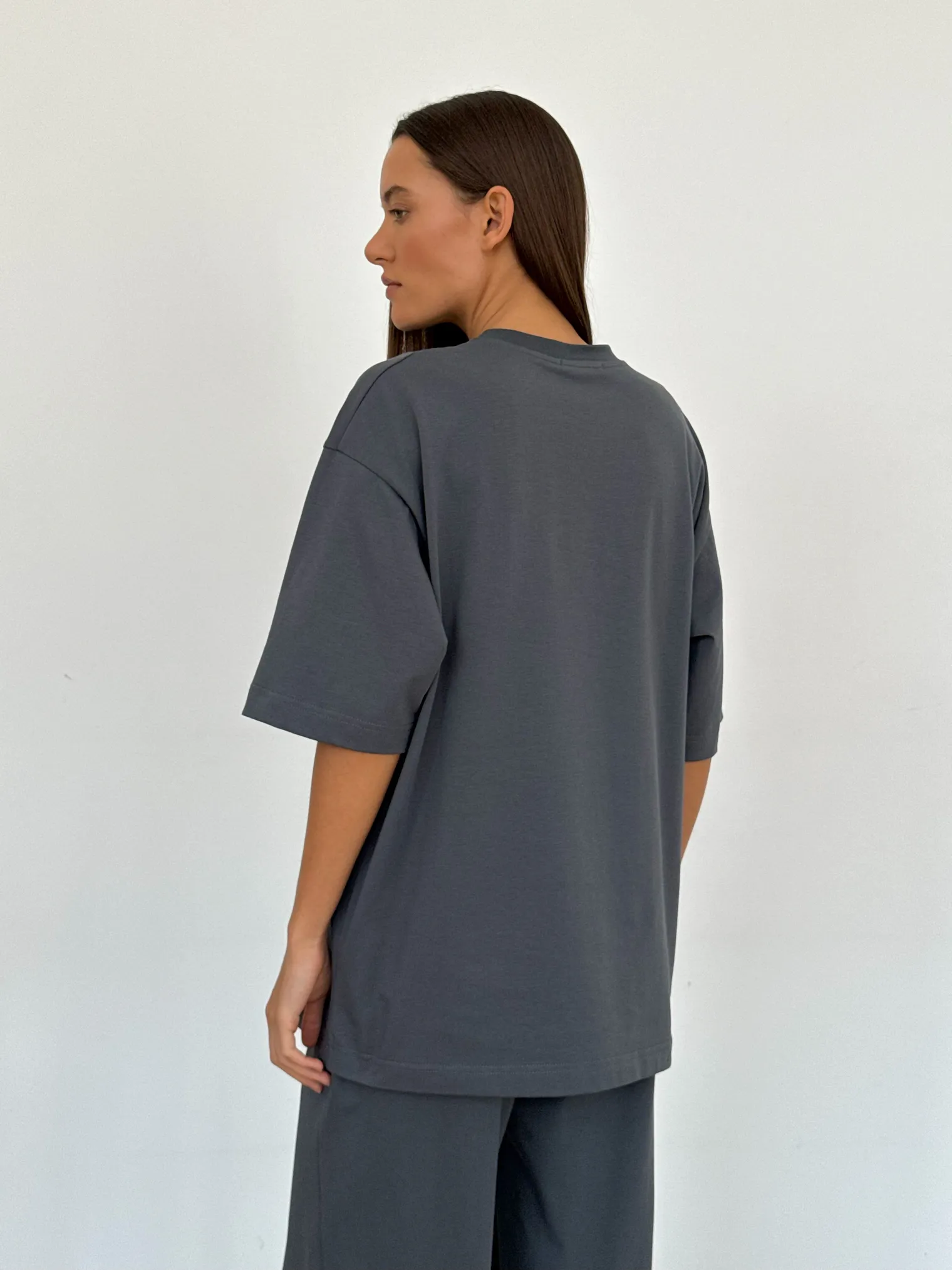 Футболка свободного кроя дымчатого цвета фото 5