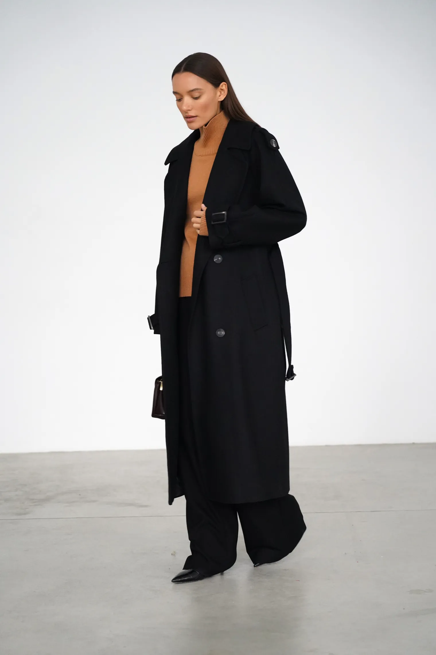 Двубортное пальто-тренч с рукавом реглан чёрного цвета фото 7