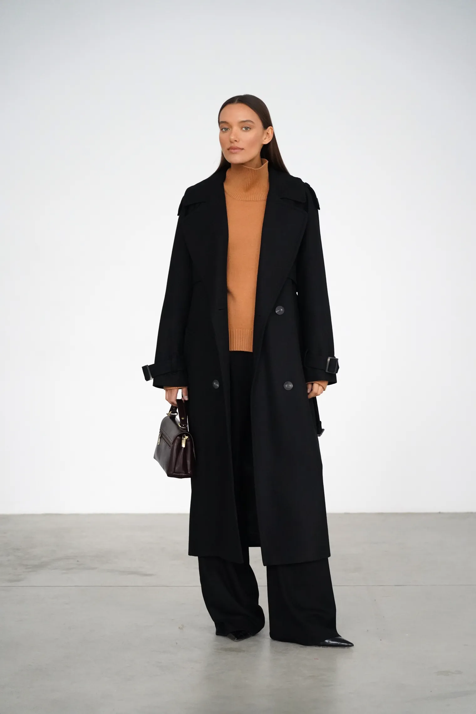 Двубортное пальто-тренч с рукавом реглан чёрного цвета фото 4