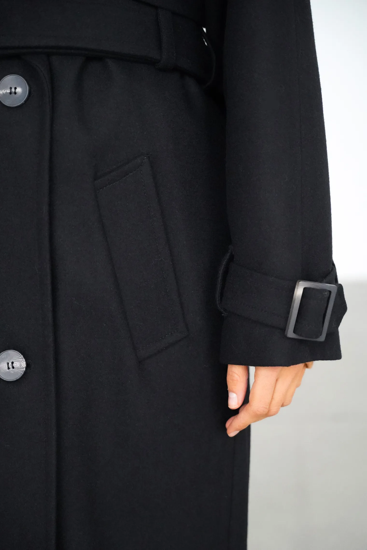 Двубортное пальто-тренч с рукавом реглан чёрного цвета фото 5