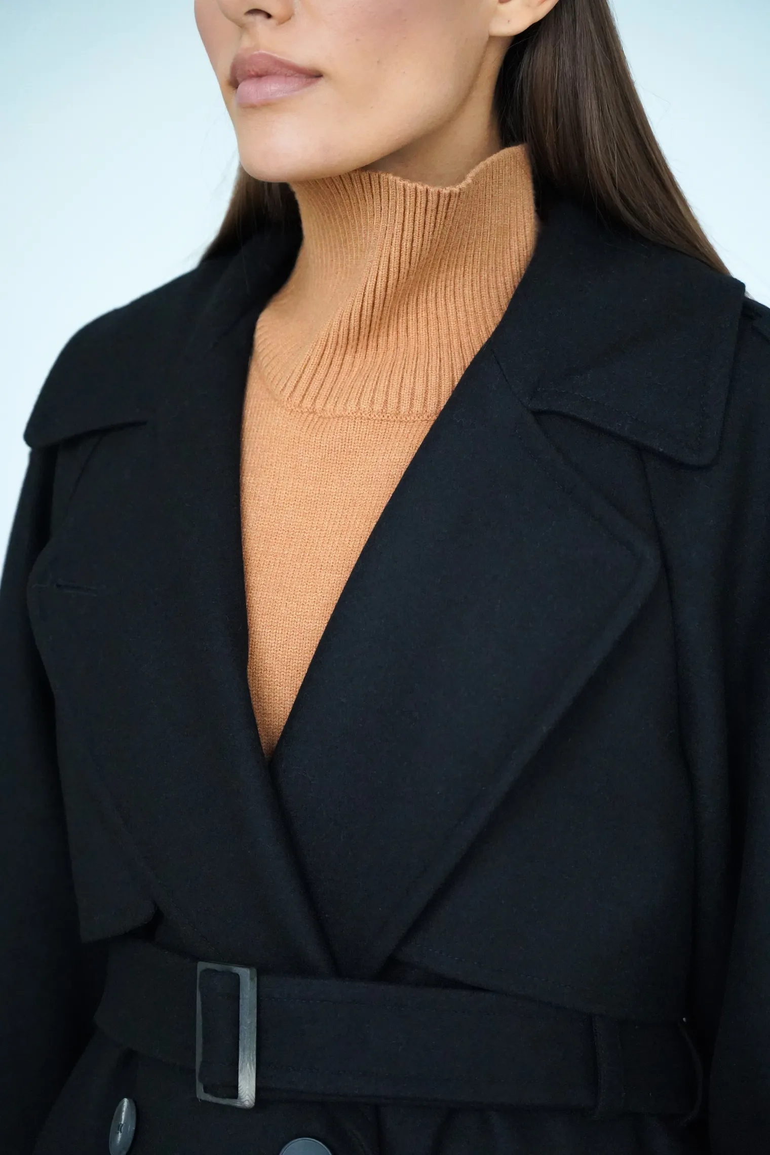 Двубортное пальто-тренч с рукавом реглан чёрного цвета фото 2