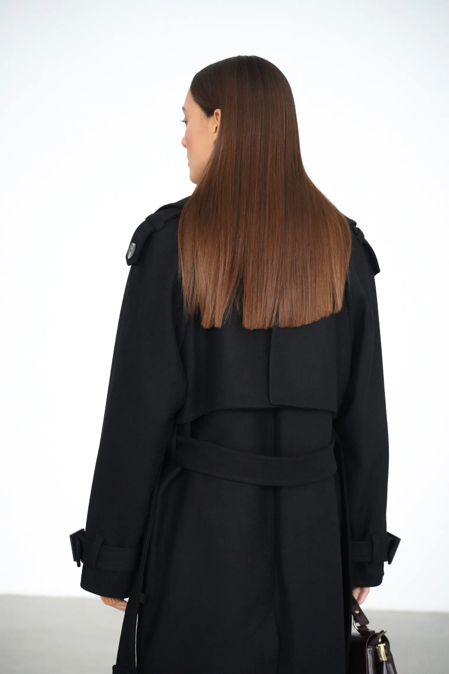 Двубортное пальто-тренч с рукавом реглан чёрного цвета фото 3