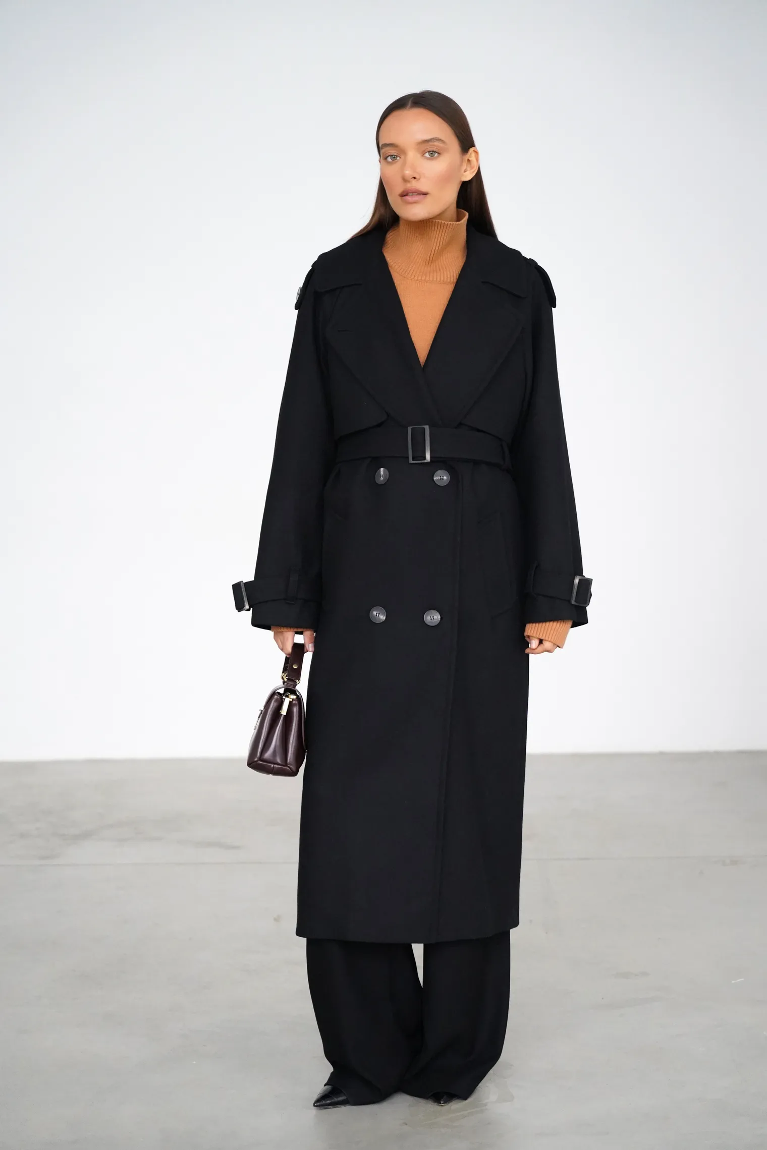 Двубортное пальто-тренч с рукавом реглан чёрного цвета фото 1