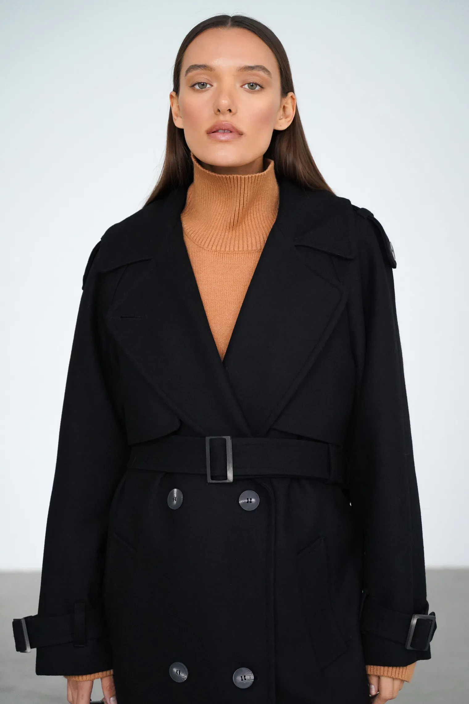 Двубортное пальто-тренч с рукавом реглан чёрного цвета фото 6